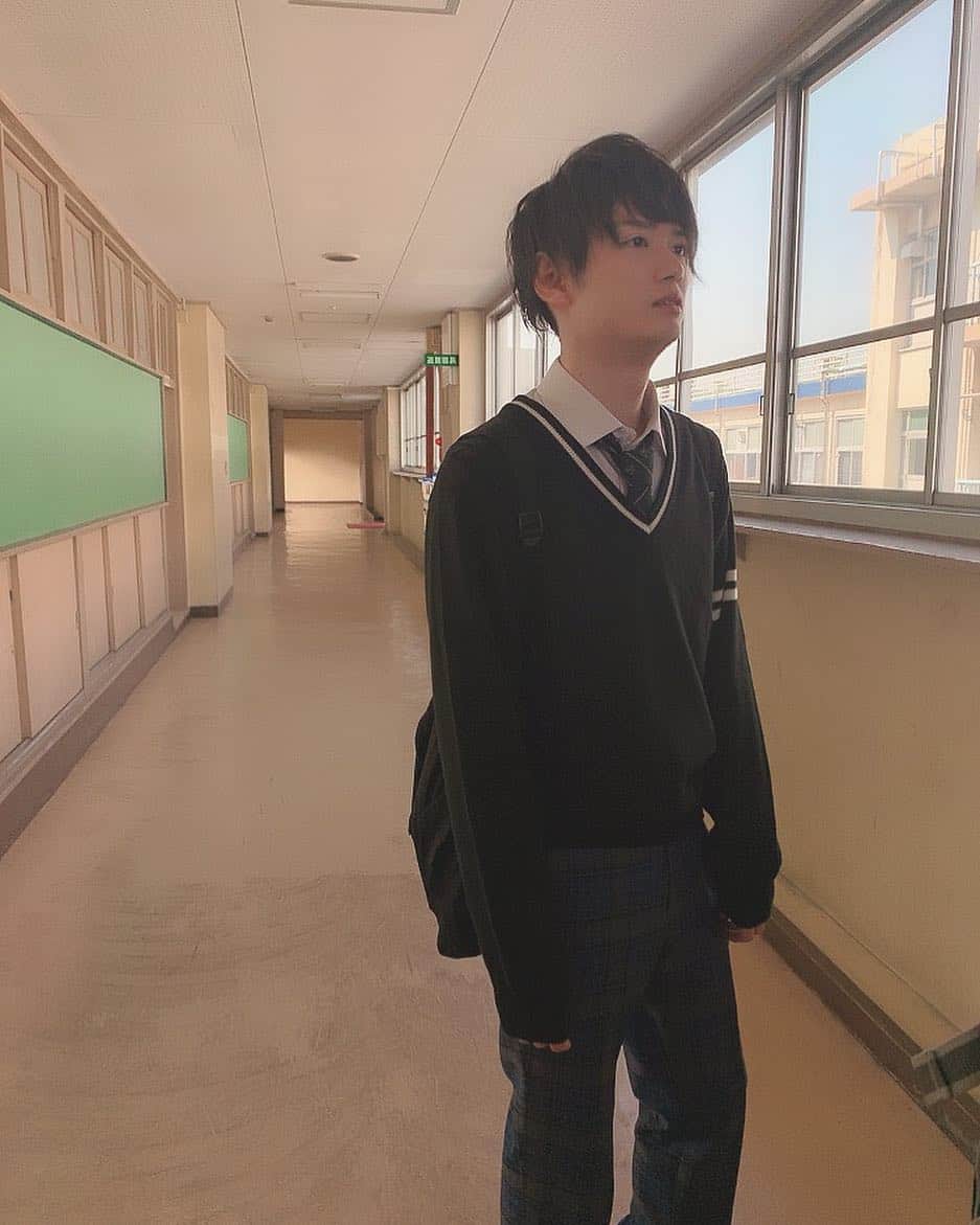 のインスタグラム：「とってもスクールライフ充実してる感あってしあわせピース✌️ #学校 #入学シーズン #ブレザー」
