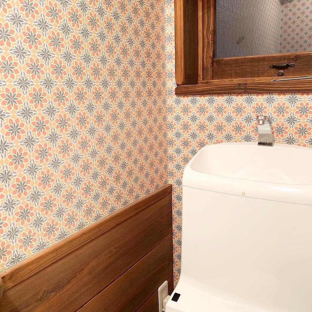 SUNNYDAY工務店さんのインスタグラム写真 - (SUNNYDAY工務店Instagram)「・ トイレ🚽 ・ トイレのドアはお部屋のドアよりサイズが小さい ・ なので、壁側に取り付けするのではなく、真ん中寄りに取り付けする事で できるスペースを使ってペーパー等の収納棚に💡 ・ [たっぷりの収納スペース] ・ 足場板を使った荒々しいカウンターが可愛い小物との相性もGOOD👍 ・ ちょっとしたアイデアでスペースを有効活用できまーす☀️ ・ 🏠毎月第1、3日曜日は [Sunnyさんのおうち相談会] おうちを建てる時期、ローンの事、店舗... なんでもご相談下さい☀️ ＊要予約.お時間お日にちご相談にのります ・ サニーデイ工務店 ☎︎0725-58-7428 🔸 #sunnyday工務店#sunnydaykohmuten#サニーデイ工務店#工務店#忠岡#泉大津#和泉市#新築#リフォーム#リノベーション#自然素材#自然素材のおうち#お家#漆喰#自然塗料#体に優しいおうち#注文住宅#注文住宅大阪#トイレ」4月12日 10時42分 - sunnyday_321