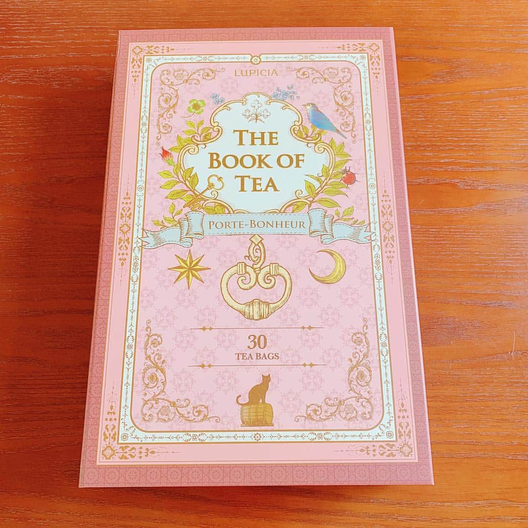 出雲阿国さんのインスタグラム写真 - (出雲阿国Instagram)「#lupicia の#thebookoftea  を頂きましたー❤️ 嬉しいー♪  本みたいな入れ物の中に 沢山のルピシアのティーパックが 入ってて全て違う種類なの！ 毎日一個ずつ大切に飲もうと思います❤️ 今日は #happiness ルイボス×緑茶のさわやかなブレンド❤️ パッケージの 開運モチーフ  #４つ葉のクローバー も嬉しい☆  四つ葉のクローバーは 「楽園を追われたイブの手に神様が持たせた」とか 「ナポレオンが馬の上から偶然見つけて頭を下げて積もうとしたら銃弾を避けられ命拾いできた」とか 幸運のモチーフとしての逸話が沢山☆  ４つの葉はそれぞれ 希望・信仰・愛情・幸福 という意味がある 開運モチーフです❤️ #風水 #開運モチーフ #ハーブティー  #ずも姉 #開運 #出雲阿国 #開運ずも茶」4月12日 10時39分 - izumonookuni