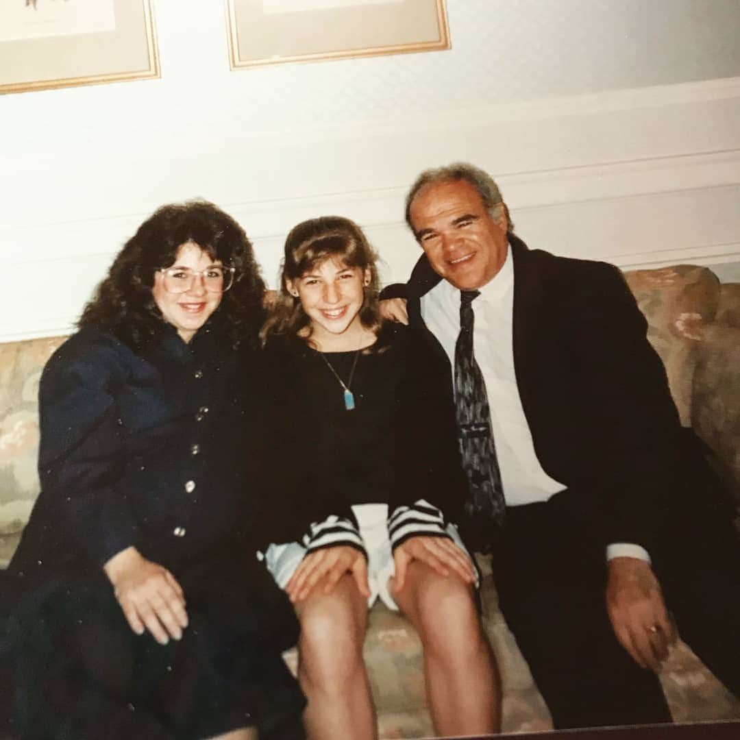 メイム・ビアリクさんのインスタグラム写真 - (メイム・ビアリクInstagram)「#throwbackthursday to 1989 with my cousin Lori and great uncle Al. I love finding old photos tucked away.」4月12日 10時43分 - missmayim