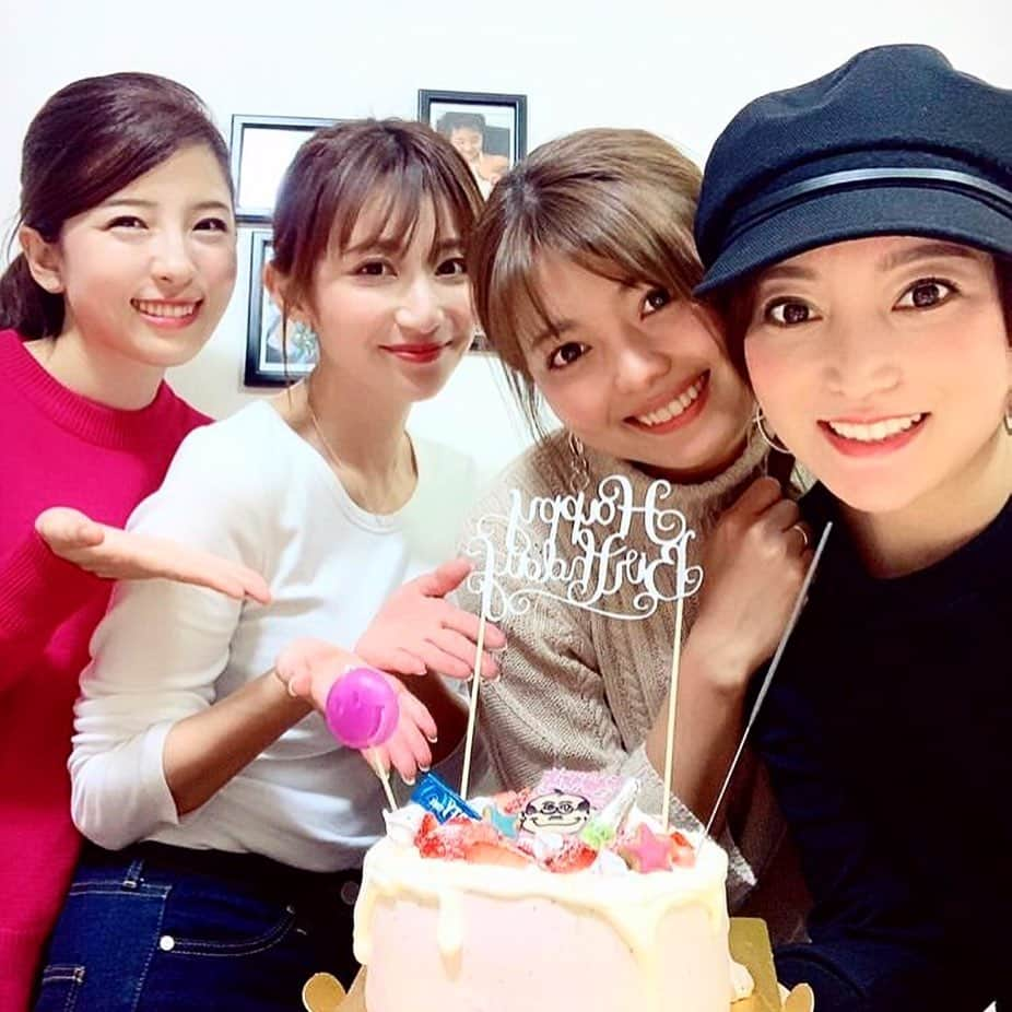 松井絵里奈さんのインスタグラム写真 - (松井絵里奈Instagram)「加藤綾菜ちゃん♡ お誕生日会をしましたー❣️ カトちゃんさんの顔クッキーに 手作りケーキが本当に可愛いかったです〜😍💓 ・ 毎度ですが、時間があっという間に過ぎるやつー🥺 帰りたくなーいって子どもみたいになるやつ🧒 ・ 今日は、あやなちゃんの お誕生日🎂 綾菜ちゃんいつもありがとう💓 #お誕生日会 #仲良し #楽しかった #加藤綾菜 ちゃん #河中あい ちゃん #瀬戸サオリ ちゃん #ガールズトーク #可愛いケーキ #笑いが止まらない #サプライズに慣れてない #ガパオ事件」4月12日 10時46分 - erina74xx