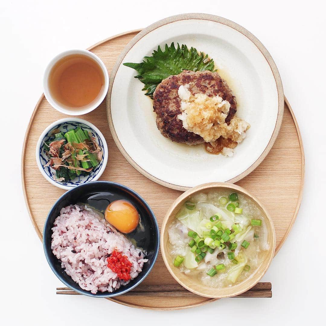 utoshさんのインスタグラム写真 - (utoshInstagram)「Japanese hamburg. ハンバーグの定食を作りました。大根おろしで食べるのが一番好きなので、和風で食べるハンバーグ。 . 味噌汁はレンコンの味噌汁で、キャベツを入れて。 ご飯は黒米を使って、卵ご飯。 ハンバーグを卵ご飯で食べるの美味しいです。ぜひお試しください。 副菜は小松菜です。 . . 今日の小話ですが、最近インプットが足りていない問題…です。 このインプットって何か、というと、全部なわけですが、特に最近、芸能のインプットをおろそかにしてしまっていて、主演が誰かわからない。という問題がよく起こっています。公開される映画の主演を知らない。というのは見る気が半減するし、キャストって大切なんだなって改めて思います。いつまでたってもそりゃトムクルーズが映画やるわけだ。（ヘタに日本人の名前をださない方がいいかなと思ってトムクルーズにしておきました笑） . キャストに関係なく見るのって、日本の場合、朝ドラくらいしかない気がします。朝ドラ大事説！ . そう考えると「カメラを止めるな」は凄い映画ですよね。キャストも知らない、監督もしらない、ストーリーも分からないで、ここまで人気が出たんだから。 . . #今日の一汁二菜 #ハンバーグ #定食 #simplemeal #一汁一菜 #とりあえず野菜食 #一汁野菜食 #一汁二菜 . #ellegourmet#lunch#brunch#breakfast#foodporn#instagramjapan#vsco#IGersJP#onthetable#ランチ#おうちカフェ#うちごはん#暮らし#クッキングラム#cooking#homemade#クッキングラムアンバサダー#おうちごはん#朝ごはん#japanesebreakfast」4月12日 10時47分 - utosh