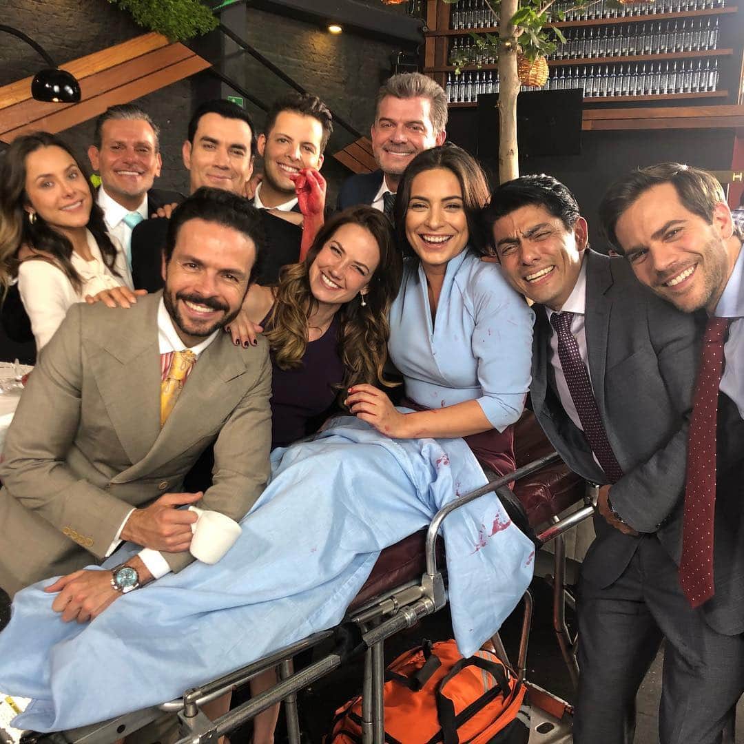 Ana Brenda Contrerasのインスタグラム：「Todo mi amor , admiración y respeto a todo el equipo de @poramarsinley en estas escenas tan complicadas. Mis #Despachitos los amo! Sin duda un proyecto que está muy dentro de mi corazón y extraño estar en el diario, pero se que los seguiré viendo a todos. Oye: Te quiero y te admiro @elgueromex ❤️ jefe de jefes !! Que creen que pasará con Alessita? Despertará del coma? Se quedará así? Sobrevivirá? Morirá?  Swipe a la derecha para que vean cómo se hicieron estas escenas...」