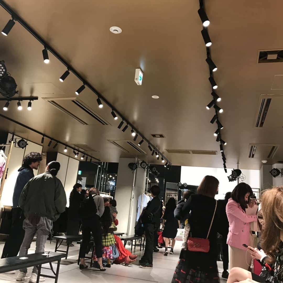 土屋太鳳さんのインスタグラム写真 - (土屋太鳳Instagram)「普段は PINKO BOUTIQUE 東京の お店でもある場所なのですが 別空間みたいに素敵。 刺激的でもあるけれど ホームパーティー的なあったかさもあって😊  #山田優 さんのランウェイから始まったのですが、 これが本当に凄かった… ダンスのようでもあり、美しくもあるけれど、 ちょっとした毒みたいな アクションのような鋭さも感じて、 それがまためちゃめちゃ魅力的なんです。 歩く、というよりも、 服の世界を空気ごと動かしている感じ。 素晴らしかった…😢✨✨ そして#マークパンサー さんの ランウェイとDJ。 音楽が素敵な服と HAPPYなオーラをまとって 人として生きていらっしゃるような 本当に素敵なかたでした…😳✨✨ そしてそして、 #中村あゆみ さんの素晴らしいライブ！ 歌声が…声じゃなくて…「塊」だったんです。 パワーの塊というか、オーラの塊というか、 体で感じる声というか、 心そのものに触れてるような声。 本当に感動でした😢✨✨ #pinko #中村あゆみ さん」4月12日 21時49分 - taotsuchiya_official