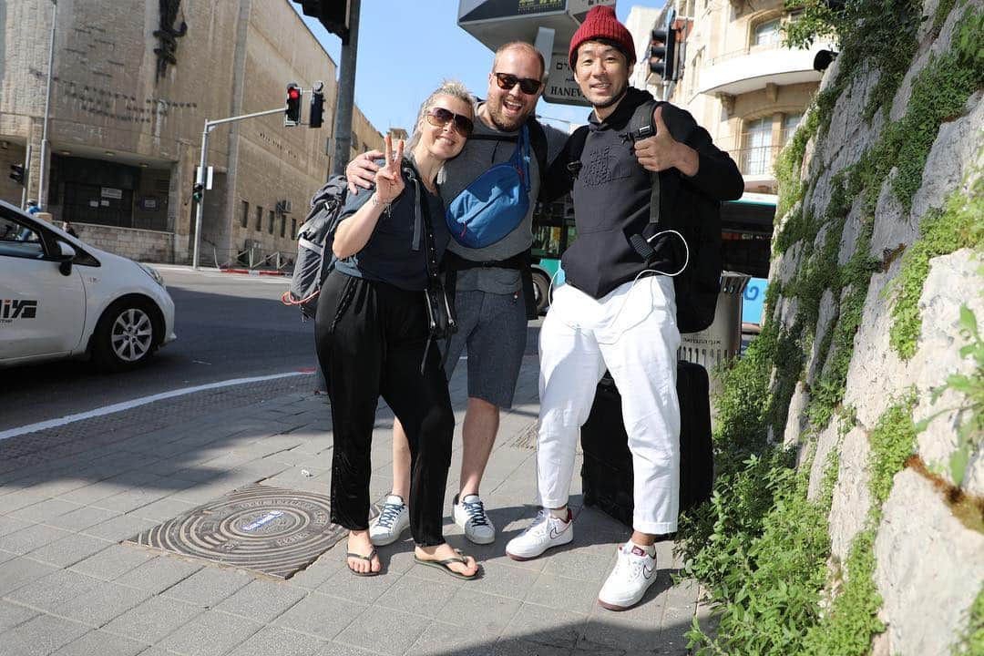 のインスタグラム：「Thank you David & Petra！  ヨルダンのイミグレから一緒でした。カナダ人♂とスロバキア人♀のカップル🇨🇦🇸🇰 札幌にも来たことがあるみたいでラーメンを食べて札幌ドームで野球観戦もしたみたい。  #カップル #国境 #ヨルダン #イスラエル #カナダ #スロバキア #札幌 #札幌ドーム #野球 #ラーメン #couple #border #jordan #israel #canada #slovakia #sapporo #baseball #ramen」