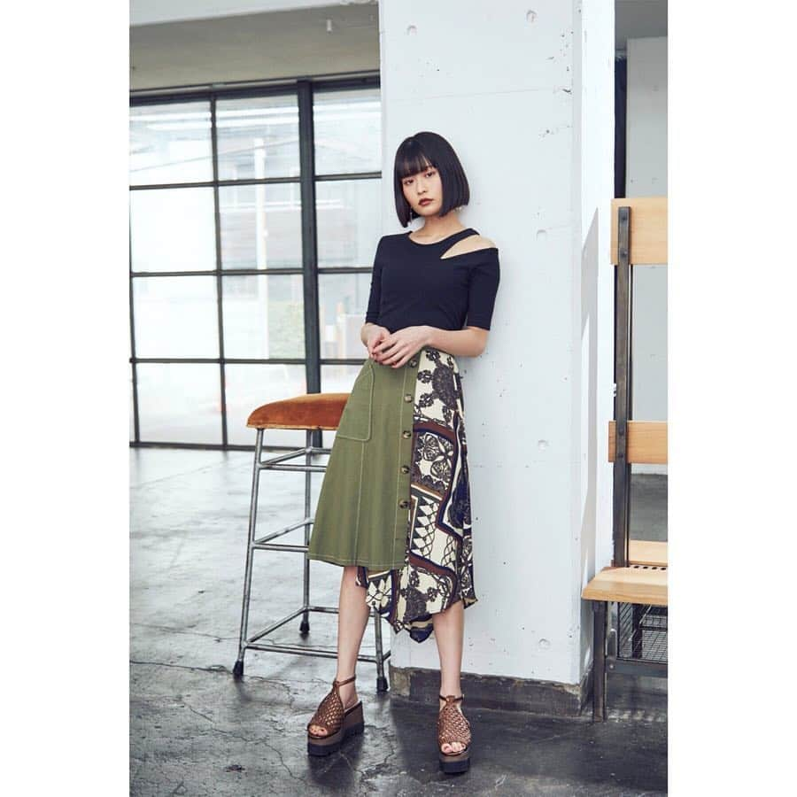 MURUAさんのインスタグラム写真 - (MURUAInstagram)「-MURUA starring HIKARU YOKOTA- ㅤㅤㅤ 本日RUNWAY channelにて公開❣️ 横田ひかる @_rncn950805 さん着用アイテムは RUNWAY channelにて 先行予約承り中✨ さらに10%OFFに！ ㅤㅤㅤ TOPページよりCHECKして下さいね‼️ ㅤㅤㅤ #デザインハーフスリーブトップス ¥4,900(+tax)→¥4,410(+tax) WHT.LGRN.BLK #スカーフドッキングスカート ¥7,400(+tax)→¥6,660(+tax) BEG.KHA 4月17日(水)発売予定 RUNWAY channel 予約承り中 ㅤㅤㅤ #メッシュウェッジサンダル ¥12,900(+tax)→¥11,610(+tax) WHT.BRN.BLK 4月26日(金)発売予定 RUNWAY channel 予約承り中  ㅤㅤㅤ」4月12日 21時42分 - murua_official