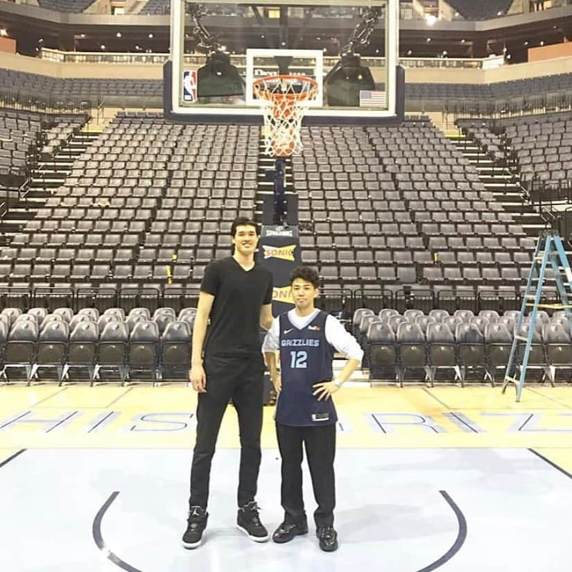 渡邊雄太さんのインスタグラム写真 - (渡邊雄太Instagram)「ピース綾部さんが今シーズンのNBA最終戦を観にメンフィスまできてくれました！やってる事は違えど高い志を持ってる人に会って話を聞くのはすごく刺激になります！！ またぜひメンフィスまできてください😎」4月12日 21時42分 - yutawatanabe12