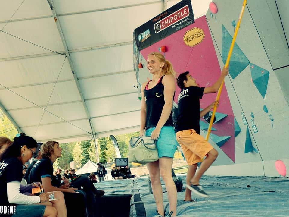 モニカ・レッツィーさんのインスタグラム写真 - (モニカ・レッツィーInstagram)「Remembering this happy feeling after completing a worldcup boulder problem just in time 😃  Good luck to all athletes competing in tomorrow’s worldcup in Moscow 🍀  foto from @_udini_ some years ago at the worldcup in Vail  #itsgreatoutthere #wearemarmot #smiling #climbing #bouldering #competing @scarpa_de @marmot_mountain_europe」4月12日 21時42分 - moni_retschy