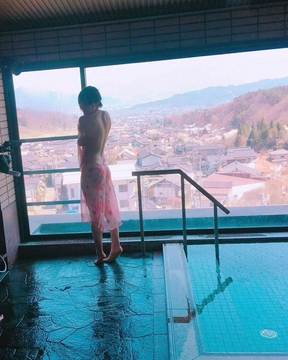 山咲まりなのインスタグラム：「カパーっと眺めいいとこで風呂入りたい  #風呂 #ビール」