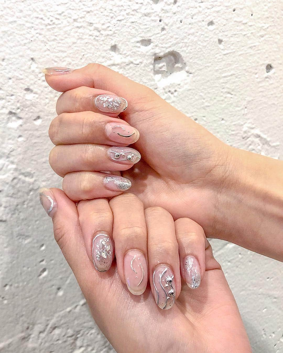 石川マリーさんのインスタグラム写真 - (石川マリーInstagram)「#💅 ． かわいい♡かわいい♡かわいい♡ やっぱりクリアにシルバーが1番好き♡ ． ． ． 【特別クーポン】 私のSNSを見ました！で、 シンプルGEL¥8640→¥4.320 GELやり放題¥16740→¥8.500 フットやり放題¥17820→¥7.500 ✔︎オフ無料！コーティング込み！ ※ご新規様のみご利用可能です。 ． *お問い合わせ&ご予約* (☎︎)︎0354895550 (〒)150-0042 東京都渋谷区宇田川町34-6 M&Iビル B1F ． ． ． #nail #nailstagram #cute #instagood #followme #lapisnail #shibuya #ネイル #ジェルネイル #大人ネイル #アートネイル #クリアネイル #シルバー #スタッズ #かわいい」4月12日 20時12分 - marieishikawa