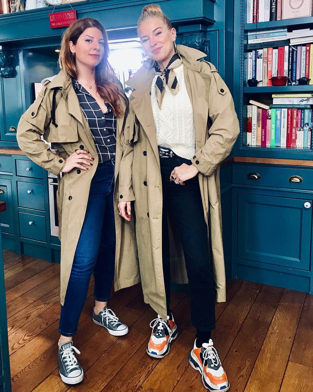 Burcu Esmersoyさんのインスタグラム写真 - (Burcu EsmersoyInstagram)「trench coat and french tuck! yulafli kurabiye yapmayi ogrenmeye geldim! @esenhunal ❤️」4月12日 20時14分 - burcues