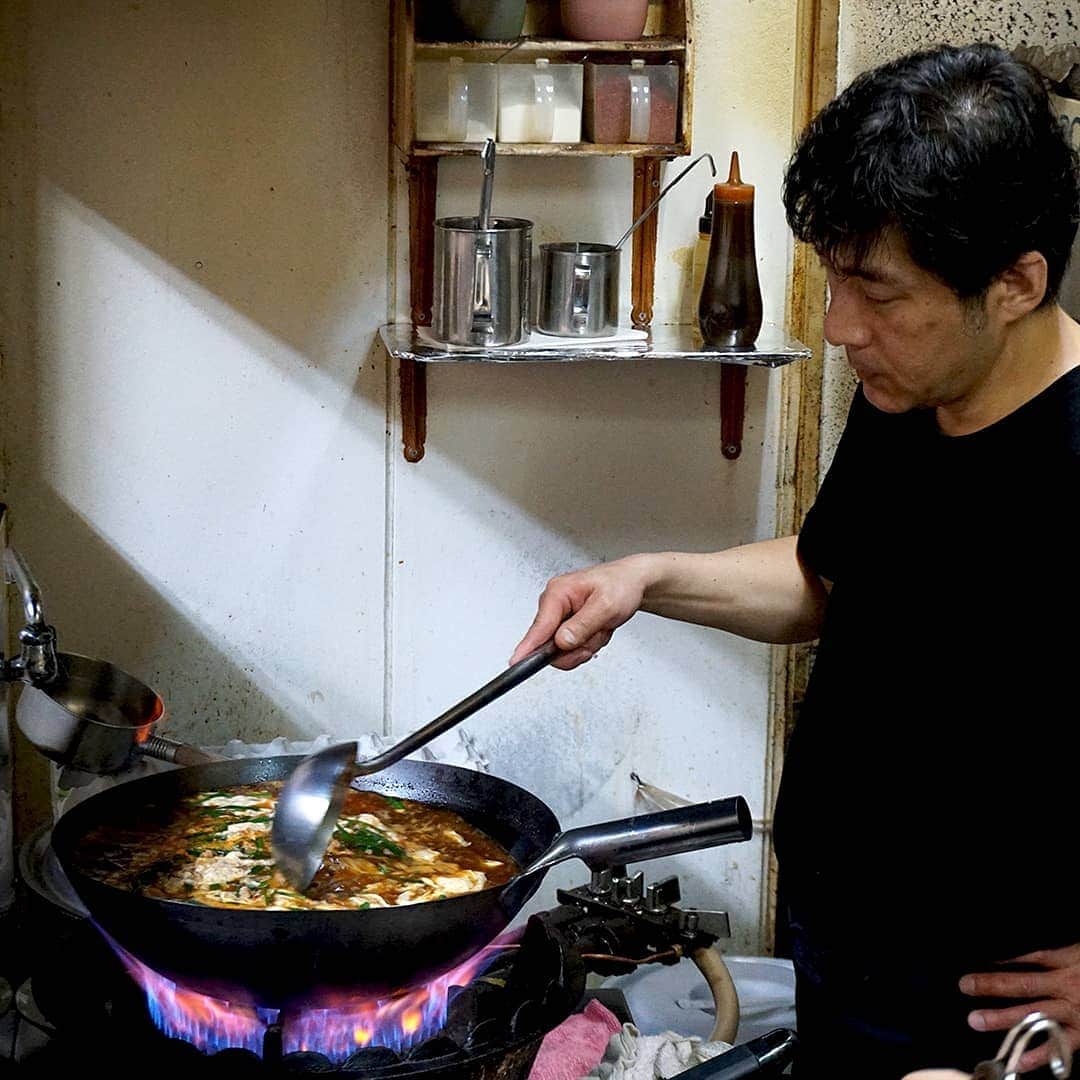 デパぐるッ！福岡さんのインスタグラム写真 - (デパぐるッ！福岡Instagram)「⠀ FBS出演者が実際に食べて、美味しい！というバリよかッ！グルメをご紹介🎉⠀ ⠀ 今回は、浜崎アナが宮崎のご友人の紹介でハマったという「辛麺屋 桝元」⠀ ⠀ 宮崎発祥で辛さが癖になる“辛麺”の有名店☝️福岡でもその味が味わえる「辛麺屋 桝元 中洲本店」にお邪魔しました💨⠀ ⠀ 開店時に伺ったにもかかわらず店内は一瞬で満席に😲⠀ ⠀ 辛さはヌキ(0辛)〜スーパー(25辛)、麺は「ちぢれ麺」と「こんにゃく麺」から選べて、今回は「中辛(3倍)」とそば粉を使った「こんにゃく麺」をチョイス♪⠀ ⠀ 卵とニラ、ミンチ肉がたっぷり入った秘伝のスープは、あっさりピリ辛で後に引く旨味があります😋⠀ ⠀ ツルツルとした弾力のあるこんにゃく麺も具材やスープと絡んでとっても美味でした💕⠀ ⠀ 私は食べていたらだんだんと熱くなり、汗をかいてきたのですが、隣のおじさまは激辛(15倍)を平然と召し上がっていらっしゃいました👏😂⠀ ⠀ 「辛麺屋 桝元」、深夜4時まで開いているので飲んだあとのシメにもぴったり✨⠀ ⠀ 浜崎アナも宮崎で飲まれた際には必ず“辛麺”でシメるそうですよ〜🙆‍♀️⠀ ⠀ 辛麺(中辛) 780円 辛麺屋 桝元 中洲本店 福岡市博多区中洲2-4-20⠀ ⠀ ⠀ ⠀ #バリよかグルメ #グルメ #グルメ好きな人と繋がりたい #福岡 #福岡グルメ #福岡居酒屋 #福岡ごはん #福岡ランチ #福岡旅行 #福岡観光 #福岡ラーメン #博多 #中洲  #食べるの好きな人と繋がりたい #食べスタグラム #お酒好きな人と繋がりたい #居酒屋 #麺スタグラム #麺活  #ラーメン #ラーメン好き #ラーメン大好き #ラーメン部 #辛い #辛麺 #激辛 #激辛ラーメン #激辛好き #辛いもの好き #桝元」4月12日 20時16分 - arne_gourmet