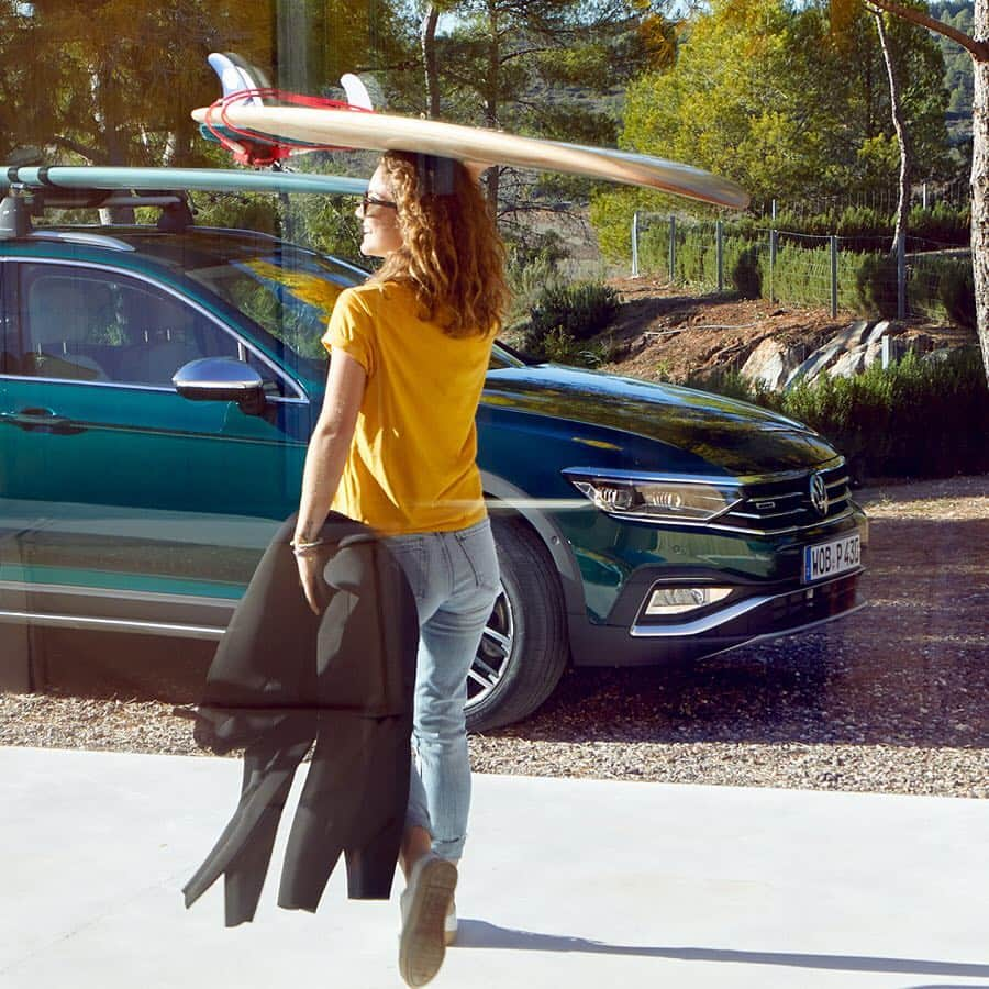 フォルクスワーゲンさんのインスタグラム写真 - (フォルクスワーゲンInstagram)「Ready, set, surf. The new Passat Alltrack. #feelfreetobebusy #surf #sea #vwpassat #volkswagen #vw」4月12日 20時26分 - volkswagen