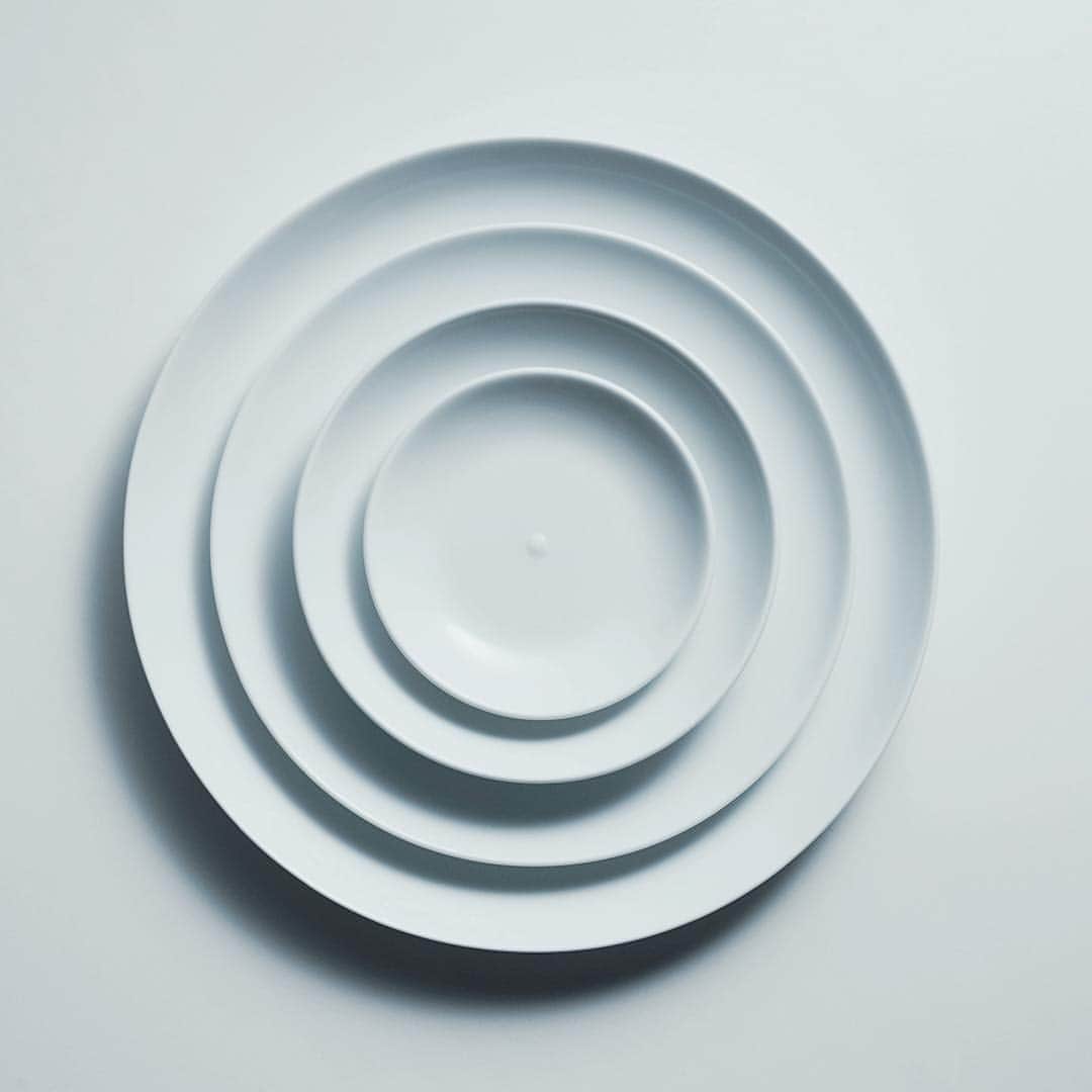 アクタスさんのインスタグラム写真 - (アクタスInstagram)「HIBITO PORCELAINS  プレート中央の小さなリング。  ここにデザイナーの強い思いがあります。  タイムレスなデザインに少しの個性を。  少しずつ表情の違うリングは、 食卓で波紋のように広がります。  DINNER PLATE［φ24.5×h2.45cm］ ¥3,900  BREAKFAST PLATE［φ19.2×h2cm］ ¥2,500  BOWL［φ13.5×h5.5cm／500ml］ ¥1,500  CUP［φ7.8×h6.8cm／220ml］ ¥1,300  DESSERT PLATE［φ14.5×h2.5cm］ ¥1,700  MAME PLATE［φ10.5×h1.75cm］ ¥1,300」4月12日 20時28分 - actus_press