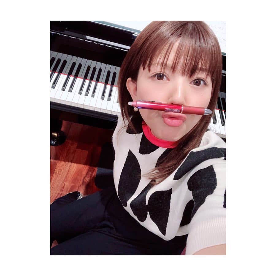 牧野由依さんのインスタグラム写真 - (牧野由依Instagram)「アルバムプレミアムイベントのリハでスタジオに🎹 グランドピアノ💖嬉しい❤️ 弾いてて楽しいです！ でも弾けないところがあるとこんな顔になります（笑） はぁ。実家のピアノが恋しい…😭✨」4月12日 20時19分 - yui_makino0119