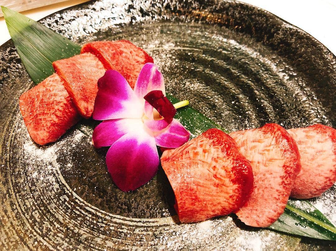大阪ウシ子さんのインスタグラム写真 - (大阪ウシ子Instagram)「大阪で正真正銘の石垣牛食べれるでーす😍  #石垣島 #ミナミ #大阪 #ミナミ焼肉 #大阪焼肉 #焼肉 #石垣牛 #ウシ子 #お一人様 #食べ歩き #ishigaki #宗右衛門 #宗右衛門焼肉 #ちょうしゅう #ゆがふ #焼肉好きと繋がりたい」4月12日 20時22分 - choshu.yugafu.yakiniku