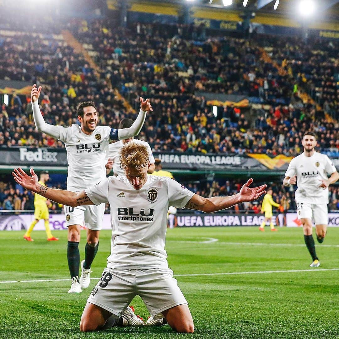 バレンシアCFさんのインスタグラム写真 - (バレンシアCFInstagram)「Good bless 🙏🏼 . A mis brazos VALENCIANISTES 🦇🙌🏼 . ¡Qué FOT🔛! ¡Qué momentazo! 🔝 . #amuntvalencia #valenciacf #europaleague #vcfcentenari #unsentimentetern #villarrealvcf」4月12日 20時26分 - valenciacf