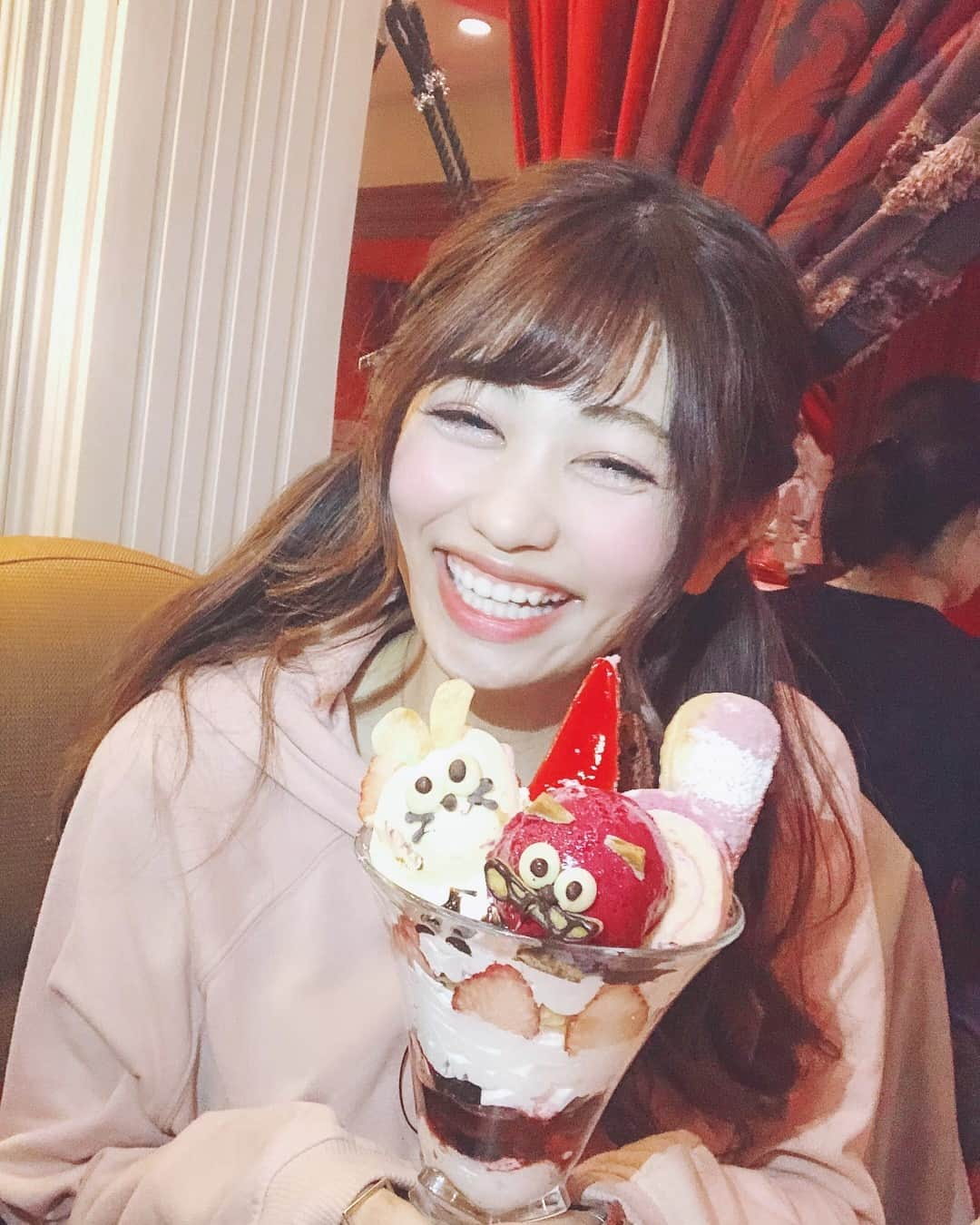 高橋里彩子さんのインスタグラム写真 - (高橋里彩子Instagram)「﻿ アリスの世界観が味わえるカフェ♥️♥️﻿ ﻿ ﻿ 池袋にもあるんだけど 今回は新宿🌸﻿ 仲良しの はらみなといってきた✨ ﻿ アリス好きにはたまらないカフェだよ✨﻿ ﻿ このときの髪型はゆるふわ巻き﻿ ツインテール♥️💗﻿ ﻿ ﻿ 巻くとふんわり感まして、﻿ 子供っぽすぎず、﻿ 幼さもありながら大人可愛いをつくれるよ💕﻿ ﻿ ﻿ ﻿ ﻿ なんか最近寒かったり暖かかったりするから、﻿ ﻿ みんな風邪に気をつけてね😭♥️﻿ ﻿ ﻿ 私も気をつけよう(´･ω･`)﻿ ﻿ ﻿ ﻿ ﻿ #アリスカフェ #アリスカフェ新宿 #新宿カフェ #新宿レストラン #可愛いカフェ #ツインテール #ツインテールアレンジ #魔法の国のアリス #パフェ好き #チシャ猫パフェ #チシャ猫 #happy #えいちあんどえむ #エイチアンドエム #コーデ #女子会コーデ」4月12日 20時29分 - konkonwanwan