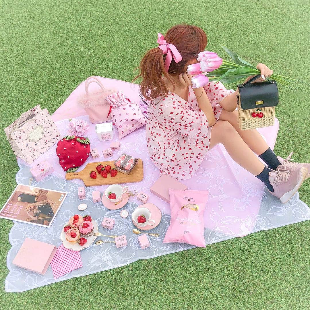tomomi ❤︎ よしはしともみ ❤︎さんのインスタグラム写真 - (tomomi ❤︎ よしはしともみ ❤︎Instagram)「. . 今年初のピクニック🥡🌷💋 . お気に入りの @honeysalonbyfoppish の チェリー🍒ラタンショルダーバッグ👜をもって 南青山のSHAREGREENでのんびりしてきた🕊💕 このバッグ、、、ピクニックに向きすぎて大活躍❣️ . かわいい写真撮れて大満足な休日🥤🍃💗 . #picnic #honeysalon #pink #cafe #aoyama #minamiaoyama #aoyamacafe #tokyocafe #ootd #picnicfood #sharegreenminamiaoyama #ピクニック #おしゃピク #ハニーサロン #チェリーバッグ #チェリー #南青山カフェ #青山カフェ #東京カフェ #シェアグリーンミナミアオヤマ #シェアグリーン南青山 #芝生 #もーみピクニック👒 #PR」4月12日 20時30分 - tomomi_yoshihashi