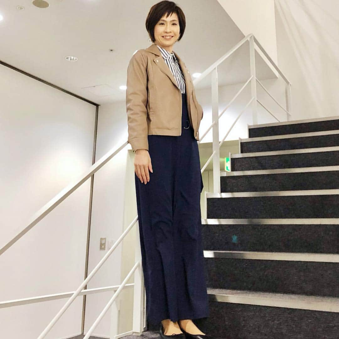 今村涼子さんのインスタグラム写真 - (今村涼子Instagram)「#衣装  シャツ&レザージャケット #jferry サロペット #preferir  #530天気#633天気 #スーパーjチャンネル」4月12日 20時34分 - ryoko.imamu