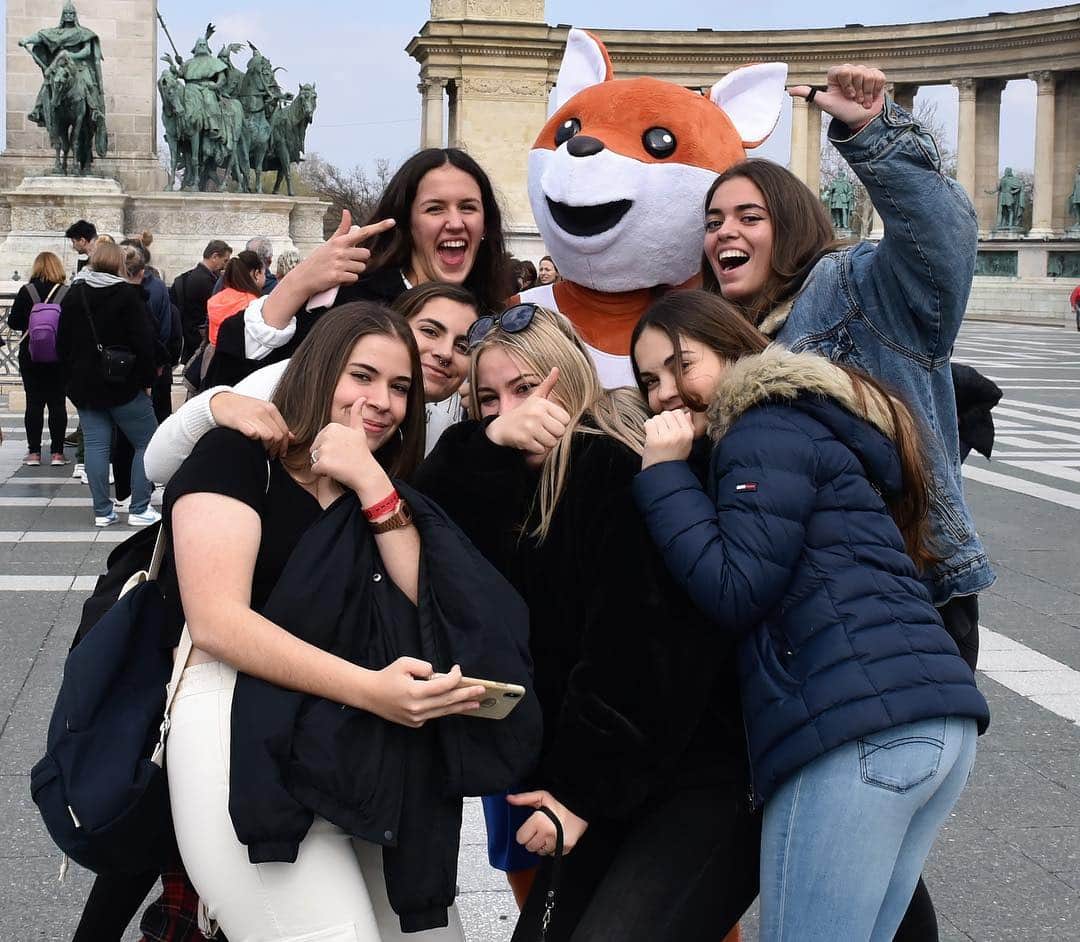 ITTF Worldさんのインスタグラム写真 - (ITTF WorldInstagram)「👀 Have you spotted a 🦊 on the streets of Budapest⁉️ That'll be Pongi, the #ITTFWorlds2019 mascot! He doesn't bite 😉  #NotJustPingPong #FridayFeeling」4月12日 20時34分 - wtt