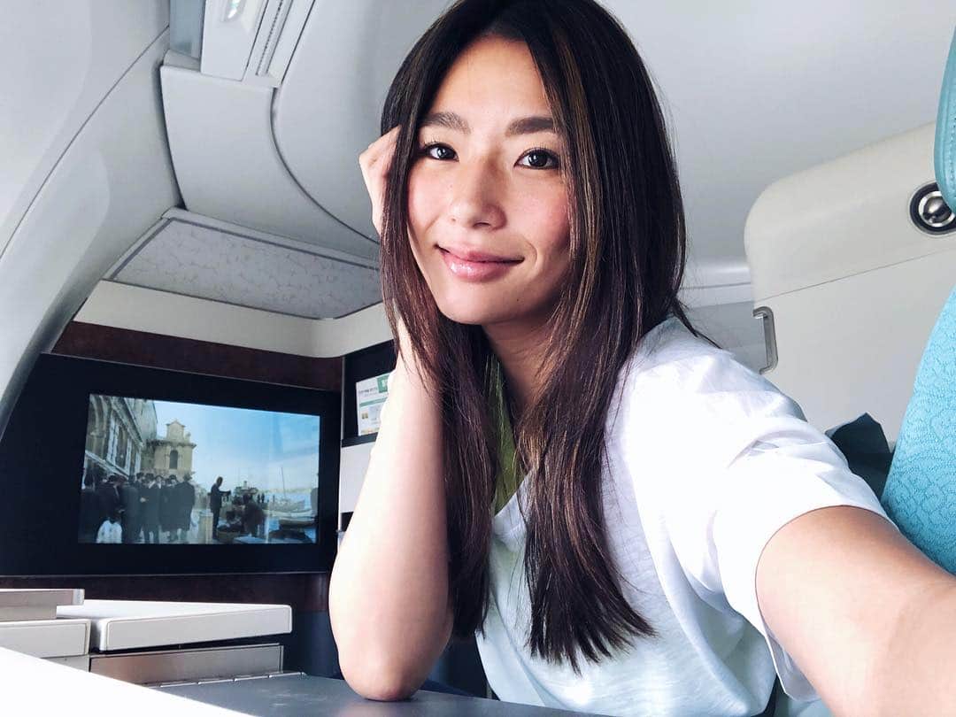 のインスタグラム：「Travel is fatal to prejudice, bigotry and narrow-mindedness.Broad, wholesome, charitable views of men and things cannot be acquired by vegetating in one little corner of the earth all one’s lifetime. 小さな島国日本を拠点に毎週のように14時間以上のフライトを繰り返し世界を見てまわっている私の人生。この経験値の先にいる自分に逢う日が楽しみです。何を想い何を感じ、どう生きて行くのか、、、今しか出来ないことを全力で。 ・ #MarkTwain #travel」