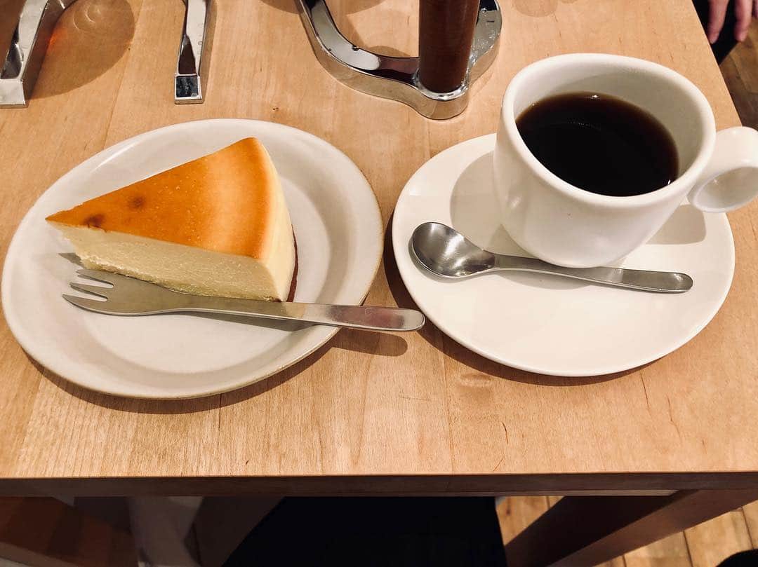 石井輝明さんのインスタグラム写真 - (石井輝明Instagram)「野方。 一人で行くカフェもいいけど、誰かと行くカフェもいい。 位置情報、大間違いなので気をつけて。  #喫茶ハレの日 #cafe #coffee #カフェ #東京カフェ #野方カフェ #カフェ芸人 #天竺鼠川原さんと #結局みんなカフェ好きですよね #僕は少し異常な方だけど #でももっと異常なカフェ好きはいっぱいいるし #仕事ではなく巡りに巡ってる人もいて #たぶんインスタにあげたりもしてないカフェ巡り人もいるやろうし #世の中は広い #上の中は綺麗 #トロの中はウマイ #セカのチューで叫ぶ #意味わからんようになってきた」4月12日 20時44分 - comandanteishii