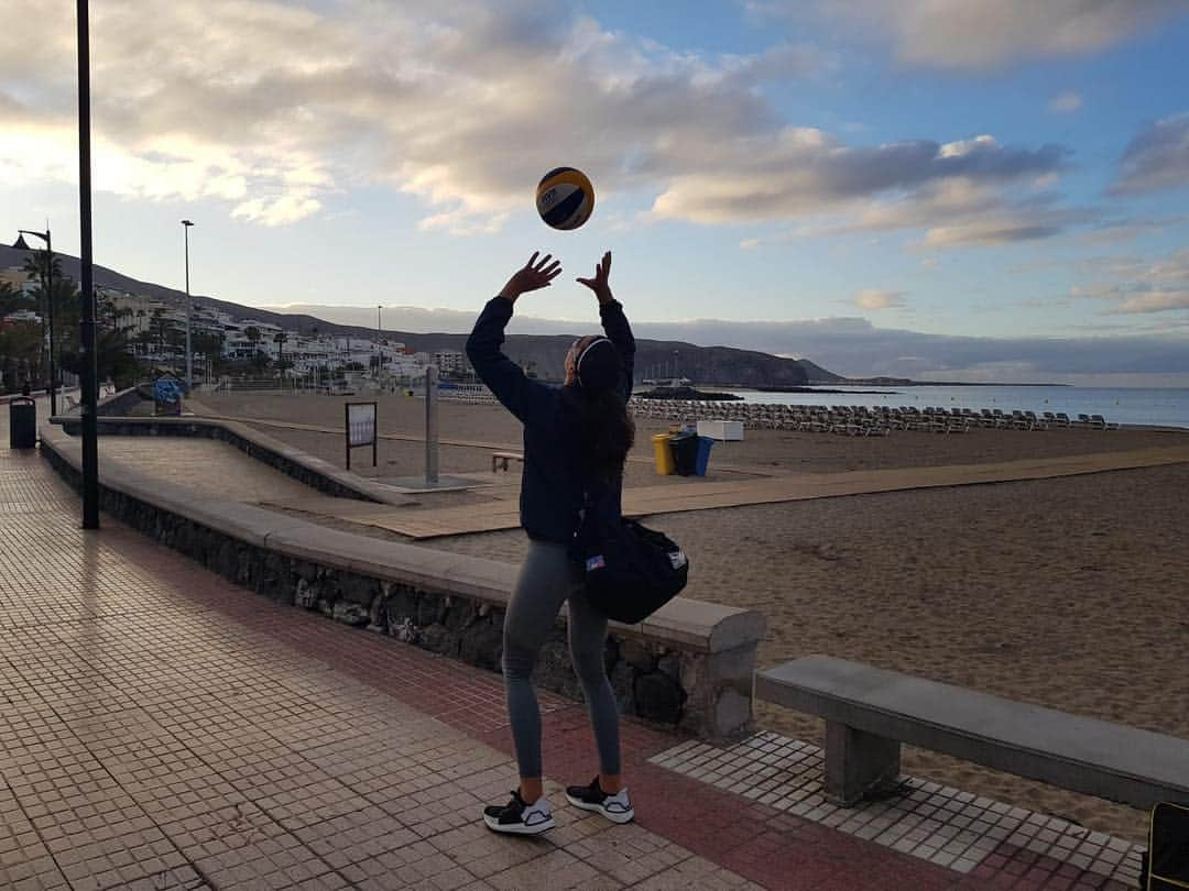 マルタ・メネゲッティさんのインスタグラム写真 - (マルタ・メネゲッティInstagram)「#Hasta luego #Tenerife! 🤗 Next stop: #Cina! . . #staytuned #beachvolley #marty #beabeacher #team #trainingcamp」4月12日 20時39分 - marta_menegatti