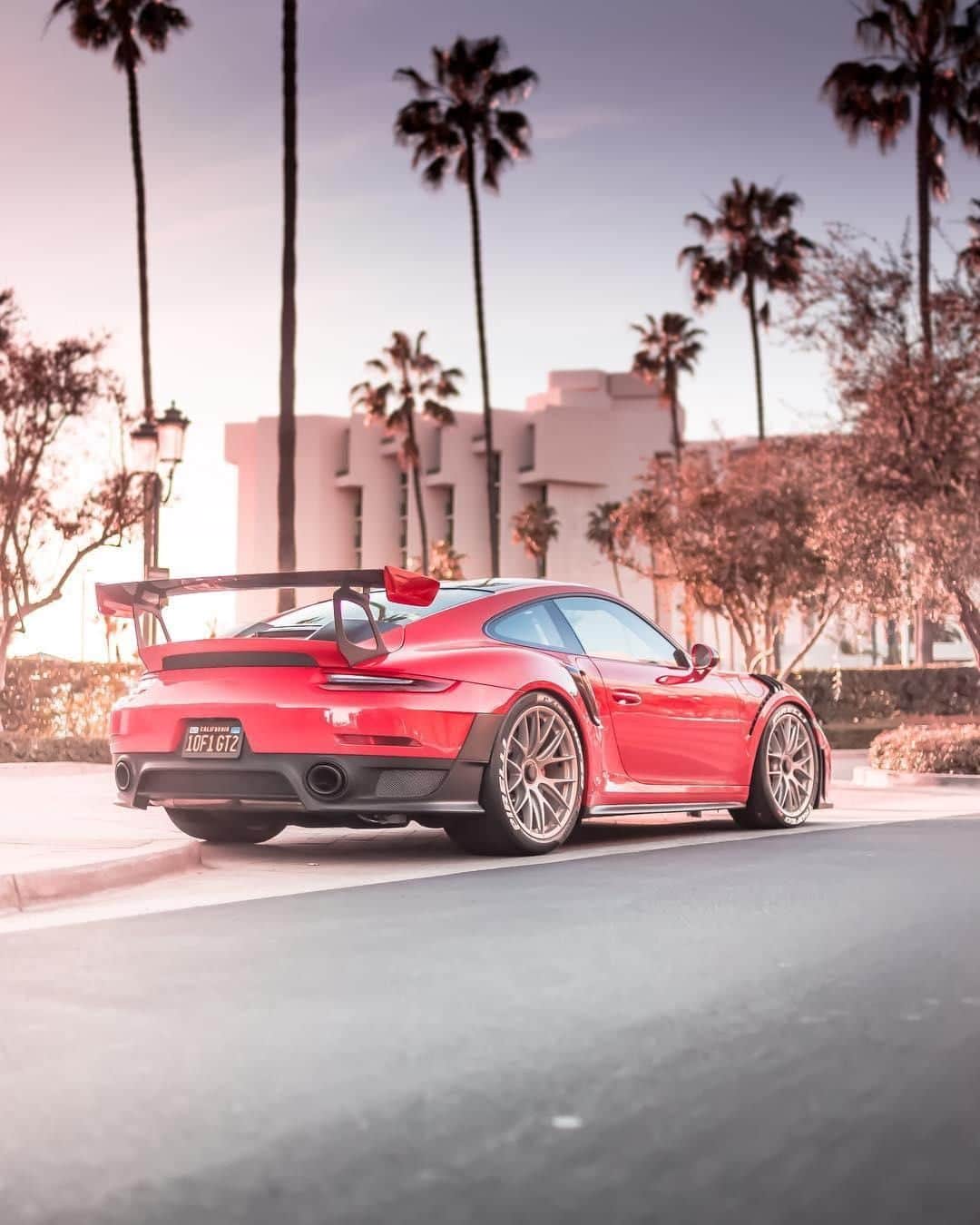 Porscheさんのインスタグラム写真 - (PorscheInstagram)「With a wing like this, wouldn't you also be an early bird? #PorscheMoment #TimelessMachine #Porsche911 #Porsche #GT2RS #991 (📸: @joshleap.s) __ Combined fuel consumption in accordance with EU 6: 911 GT2 RS: 11,8 l/100 km; CO2 emissions: 269 g/km」4月12日 20時41分 - porsche