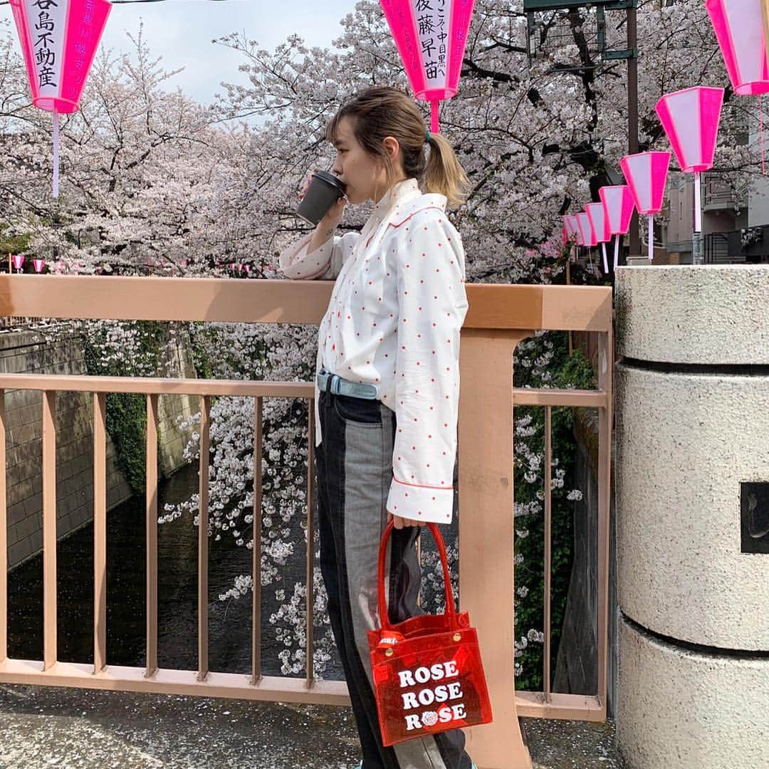 Aymmy in the batty girlsのインスタグラム：「【COORDINATE】﻿ ﻿ ◽︎PICNIC DOT ブラウス ¥12,960(taxin)﻿ (Sサイズ着用) ◽︎ROSE クリアラメ PVC バッグ ¥7,560(taxin)  model:153cm ﻿ #aymmy #battygarage ﻿﻿﻿﻿﻿﻿ #aymmyinthebattygirls ﻿﻿﻿﻿﻿﻿ #エイミー #原宿 #ドット﻿ #ドットブラウス#ブラウス#スカーフ #クリアバッグ#ラメ#pvcバッグ  #coordinate#春コーデ #」