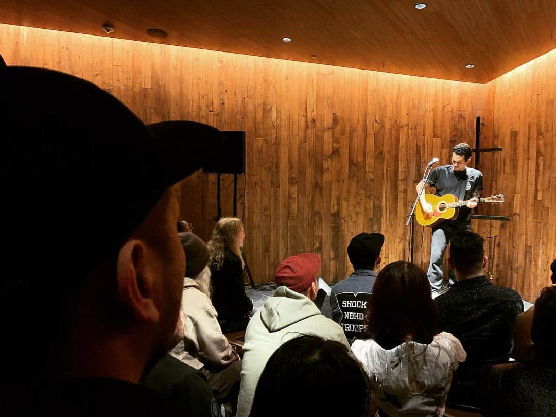 綾小路翔さんのインスタグラム写真 - (綾小路翔Instagram)「松越しのジョン・メイヤー。 #johnmayer #neighborhood  #氣志團全員で観させて頂きました #大感動  #数日前の己のスリーフィンガー奏法を思い出し赤面  #滝沢さん三井さんありがとうございました #松は昨日の武道館にも観に行っていたのでこの距離感に震えていました #誰よりも早く  #ジョン！ #と叫んでいました #いつも冷静な彼が異常に興奮していて可愛かった #とか言いつつ我々も超興奮していたけれど」4月12日 20時48分 - showayanocozey