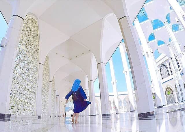 Stayway女子さんのインスタグラム写真 - (Stayway女子Instagram)「【マレーシア🕌ブルーモスク】﻿ .﻿ 📷：Thanks to @yuka_com_ .﻿ 綺麗に白に染められた建物﻿ 青い服装のコントラストが﻿ 素敵な写真です﻿ ———————————————————﻿ 📍スポット情報﻿ マレーシア　ブルーモスクは﻿ クアラルンプールにあるモスクで﻿ 無料で服をかりることも出来ます﻿ 内装、外見ともに非常に﻿ 幻想的です﻿ ———————————————————﻿ 本人コメント﻿ ホワイトとブルーのコントラストがとても綺麗で、建物の形、デザイン１つ１つがお寺とは思えない程の美しさでした💠﻿ ———————————————————﻿ 素敵な女子旅をされている方をご紹介させていただきます！✨﻿ 写真は全てご本人に【掲載許諾】を頂いています﻿ #Stayway女子旅 というハッシュタグをつけて是非投稿してください♪﻿ Instagram・Twitter・Stayway mediaにてご紹介させていただきます！﻿ ———————————————————﻿ 【Staywayとは？】﻿ Staywayはホテルやゲストハウスなどの宿泊施設はもちろん、世界中のコテージ・ヴィラ・一軒まるごとレンタルに古民家なども検索できるサイト﻿ 価格・ロケーションなど幅広いニーズに答え、利用者にあった宿泊先を素早く見つけることが可能👍✨﻿ 素敵な旅には素敵な宿泊施設を🌃﻿ Staywayで探してみませんか？✈️﻿ ———————————————————﻿ #Stayway女子旅 #Stayway_Malaysia #malaysia #bluemosque #マレーシア #ブルーモスク #trip #instatravel #旅 #旅行 #travelgram#mytravelgram #instatravel #instagenic#photogenic #ダレカニミセタイケシキ #写真好きな人と繋がりたい #カメラ好きな人と繋がりたい #フォトジェニック"」4月12日 20時49分 - stayway_girls