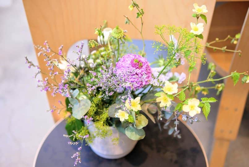 Vitra Japanさんのインスタグラム写真 - (Vitra JapanInstagram)「お店をもたない移動花屋「gui」による「インテリアに寄り添う4月の草花の Flower arrangement」ワークショップを開催します。﻿ ﻿ フラワーアーティスト前田有紀さんによるお店をもたない移動花屋「gui」のワークショップを開催します。会場は、ヴィトラのHome Stories for Spring 2019﻿﻿を実施中のセンプレホーム。新しいスタートを始めている方も多いこの4月に、リビングや食卓で飾ってウキウキした気持ちになれるようなフラワーアレンジメントを作りませんか？カラフルな生花を使用し、お子さまも一緒に楽しめるワークショップです。 ﻿ ﻿ 「インテリアに寄り添う4月の草花の Flower arrangement」﻿ 日時：4月20日（土）、21日（日） ﻿ 13：00 - 14：00 / 15：00 - 16：00﻿ 参加費：￥5,400﻿ 定員：各回8名﻿ 会場：センプレホーム﻿ 住所 : 東京都目黒区大橋2丁目16−26﻿ お申込み：https://gui-flower.stores.jp/ ﻿ ﻿ ＜Home Stories for Spring 2019﻿﻿＞﻿ 2019年4月6日(土) - 8月31日(土)﻿ 東京、パリ、ニューヨークのコンパクトな居住空間をイメージしたヴィトラのある暮らしをご紹介。またguiのアレンジメントしたお花が、空間に華やかさを添えています。全国10店舗で開催中です。﻿ （センプレホーム / リビング・モティーフ /CLASSICA / Last / クラブエイトスタジオ盛岡 / Yamatoya Y's Casa / ARIA FUKUCHIYAMA / スラップモブラー / CONNECT / H.L.D.﻿﻿）﻿ 期間中、対象商品をご購入いただいた方へ、guiのフラワーアレンジメントをお届けし、ご自宅でもヴィトラのデザインとお花がある暮らしを楽しんでいただけます。お近くの店舗へぜひご来店ください。﻿ ﻿ @sempre_days @gui.flower #sempre #センプレ #センプレホーム ﻿#vitrahomestory #前田有紀 #gui  #vitra #vitraaccessories #vitra#vitrajapan #ヴィトラ #ヴィトラジャパン #インテリア好きな人と繋がりたい #リビングインテリア #リビング #春のインテリア #フラワーアレンジ #フラワーアレンジメント #ブルレック #お花のある暮らし」4月12日 20時50分 - vitra_japan