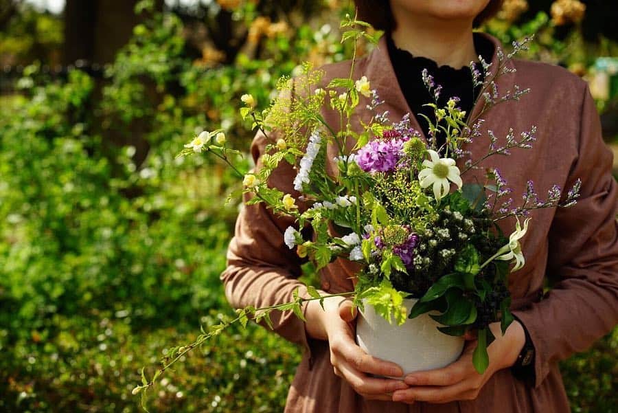 Vitra Japanさんのインスタグラム写真 - (Vitra JapanInstagram)「お店をもたない移動花屋「gui」による「インテリアに寄り添う4月の草花の Flower arrangement」ワークショップを開催します。﻿ ﻿ フラワーアーティスト前田有紀さんによるお店をもたない移動花屋「gui」のワークショップを開催します。会場は、ヴィトラのHome Stories for Spring 2019﻿﻿を実施中のセンプレホーム。新しいスタートを始めている方も多いこの4月に、リビングや食卓で飾ってウキウキした気持ちになれるようなフラワーアレンジメントを作りませんか？カラフルな生花を使用し、お子さまも一緒に楽しめるワークショップです。 ﻿ ﻿ 「インテリアに寄り添う4月の草花の Flower arrangement」﻿ 日時：4月20日（土）、21日（日） ﻿ 13：00 - 14：00 / 15：00 - 16：00﻿ 参加費：￥5,400﻿ 定員：各回8名﻿ 会場：センプレホーム﻿ 住所 : 東京都目黒区大橋2丁目16−26﻿ お申込み：https://gui-flower.stores.jp/ ﻿ ﻿ ＜Home Stories for Spring 2019﻿﻿＞﻿ 2019年4月6日(土) - 8月31日(土)﻿ 東京、パリ、ニューヨークのコンパクトな居住空間をイメージしたヴィトラのある暮らしをご紹介。またguiのアレンジメントしたお花が、空間に華やかさを添えています。全国10店舗で開催中です。﻿ （センプレホーム / リビング・モティーフ /CLASSICA / Last / クラブエイトスタジオ盛岡 / Yamatoya Y's Casa / ARIA FUKUCHIYAMA / スラップモブラー / CONNECT / H.L.D.﻿﻿）﻿ 期間中、対象商品をご購入いただいた方へ、guiのフラワーアレンジメントをお届けし、ご自宅でもヴィトラのデザインとお花がある暮らしを楽しんでいただけます。お近くの店舗へぜひご来店ください。﻿ ﻿ @sempre_days @gui.flower #sempre #センプレ #センプレホーム ﻿#vitrahomestory #前田有紀 #gui  #vitra #vitraaccessories #vitra#vitrajapan #ヴィトラ #ヴィトラジャパン #インテリア好きな人と繋がりたい #リビングインテリア #リビング #春のインテリア #フラワーアレンジ #フラワーアレンジメント #ブルレック #お花のある暮らし」4月12日 20時50分 - vitra_japan
