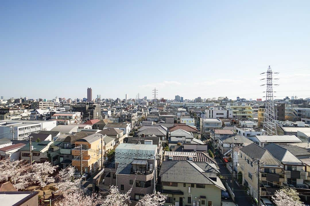 カウカモ ｜『一点もの』の住まいに出会おうさんのインスタグラム写真 - (カウカモ ｜『一点もの』の住まいに出会おうInstagram)「『残されたラブレター』 大胆にして繊細とはこのことか。天高約2.7mの空間を貫く、上へ上へと続く螺旋階段。パノラマな景色を望める、大きな窓。川のせせらぎや桜の花びらがそよぐ風を感じられる、約16帖のルーフテラス。ここは、設計者の熱い想いと職人魂が合わさって創られた、愛情豊かな住まい。 . 世田谷代田駅 / 3LDK＋Penthouse / 84.37㎡ . --------------- ▶︎バーチャル内見ができるカモ？この物件の詳細はストーリーズ、またはプロフィールのリンクから【 残されたラブレター 】をチェック！→@cowcamo --------------- . #cowcamo #カウカモ . #住まい#暮らし#マイホーム#リビング#ダイニング#キッチン#リノベ#リノベーション#リノベーションマンション#中古マンション#マンション暮らし#ライフスタイル#シンプルライフ#インテリア#インテリアデザイン#インテリアコーディネート#インテリア雑貨#インテリア好きな人と繋がりたい#物件探し#内装 #キッチンインテリア#ペニンシュラキッチン#スタイリッシュモダン#スタイリッシュインテリア#スタイリッシュな暮らし#モダンインテリア#シンプルモダン#螺旋階段」4月12日 21時01分 - cowcamo