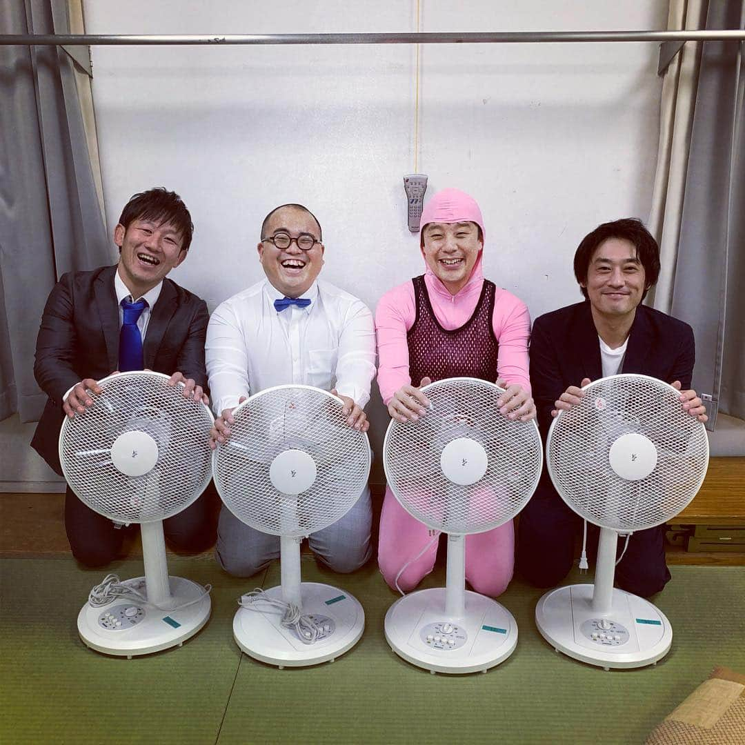 佐久間一行さんのインスタグラム写真 - (佐久間一行Instagram)「牛久〜ありがとうございました！  扇風機がちょうど4つあったので。茨城関係の4人で。  #茨城県住みます芸人 #オスペンギン #牛久市出身 #フルーツポンチ村上 #水戸市出身 #佐久間一行  村上から #いちご #イチゴ #いばらキッス #美味しい みんなでいただきました！ #お笑いまつり #牛久 #井戸 #まだいる #プラスマイナス岩橋 #魔人 #魔物 #井戸のお化け」4月12日 20時56分 - sakuzari