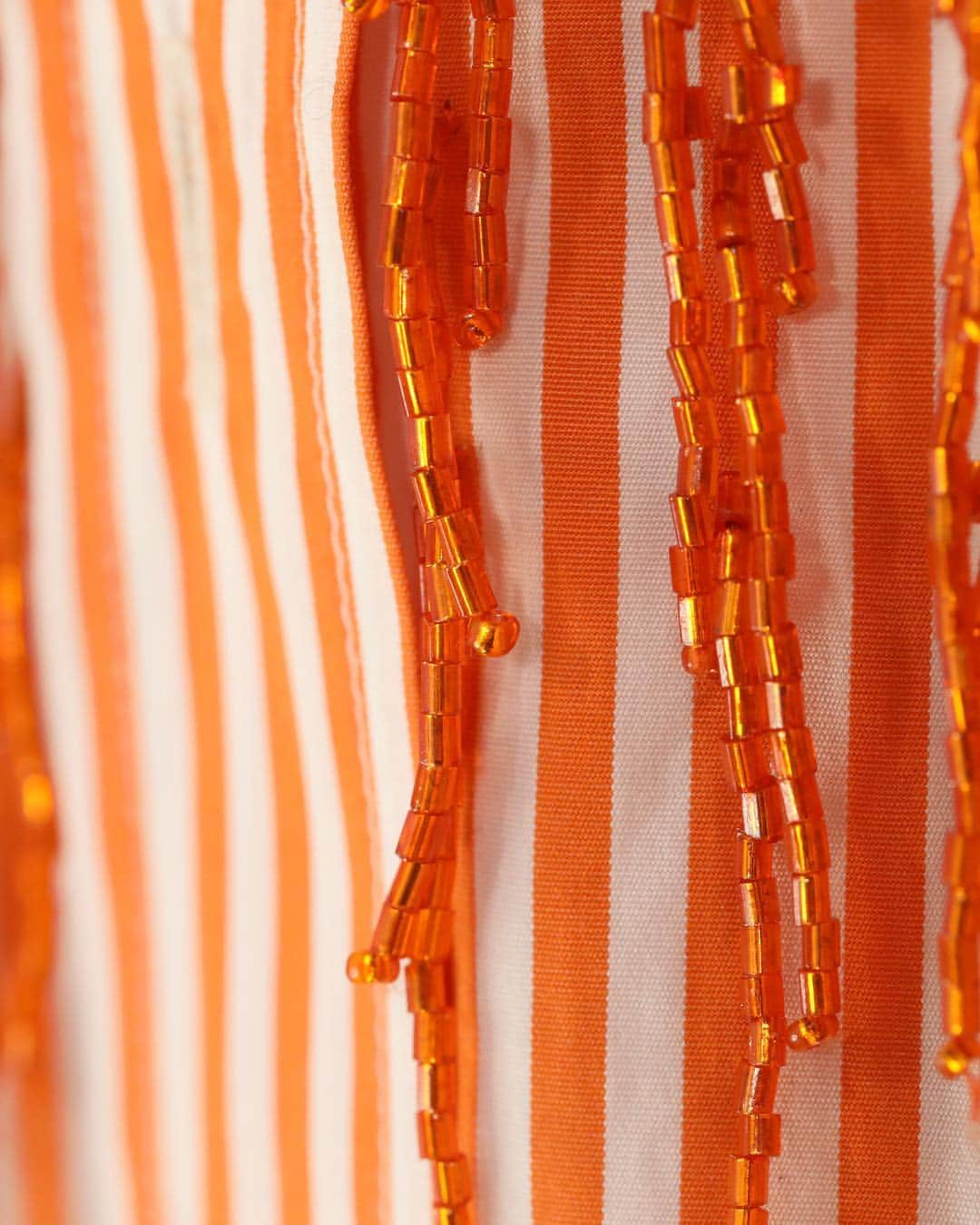 ドリス・ヴァン・ノッテンさんのインスタグラム写真 - (ドリス・ヴァン・ノッテンInstagram)「Women Spring-Summer 2019 Collection  Striped sleeveless cotton shirt with orange embroidered fringes  Picture by @tommyton  #driesvannoten #dvn #womenswear #ss19 #embroidery」4月12日 20時57分 - driesvannoten