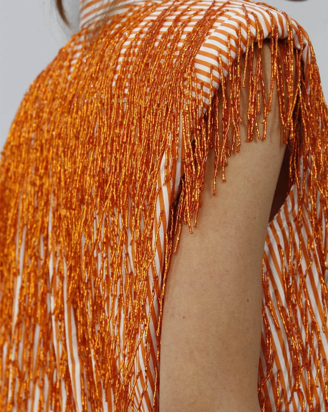 ドリス・ヴァン・ノッテンさんのインスタグラム写真 - (ドリス・ヴァン・ノッテンInstagram)「Women Spring-Summer 2019 Collection  Striped sleeveless cotton shirt with orange embroidered fringes  Picture by @tommyton  #driesvannoten #dvn #womenswear #ss19 #embroidery」4月12日 20時57分 - driesvannoten