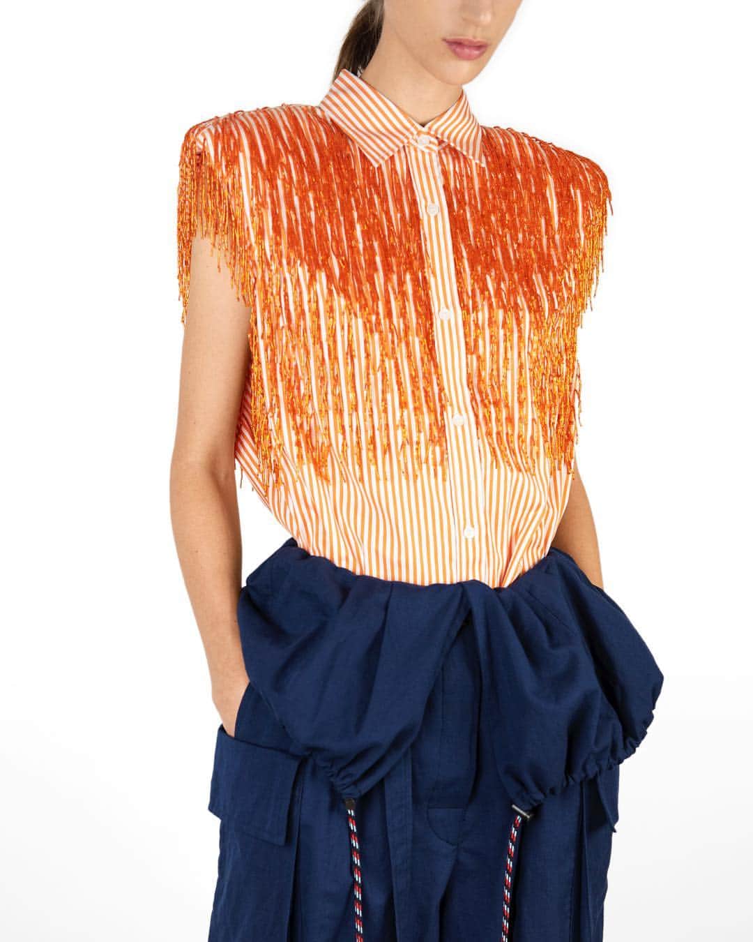 ドリス・ヴァン・ノッテンさんのインスタグラム写真 - (ドリス・ヴァン・ノッテンInstagram)「Women Spring-Summer 2019 Collection  Striped sleeveless cotton shirt with orange embroidered fringes  Picture by @tommyton  #driesvannoten #dvn #womenswear #ss19 #embroidery」4月12日 20時57分 - driesvannoten