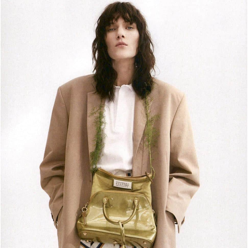 Maison Margielaさんのインスタグラム写真 - (Maison MargielaInstagram)「#MaisonMargiela #5AC bag featured in @grazia shot by @sashamarro and styled by @chaviniernathalie」4月12日 20時59分 - maisonmargiela