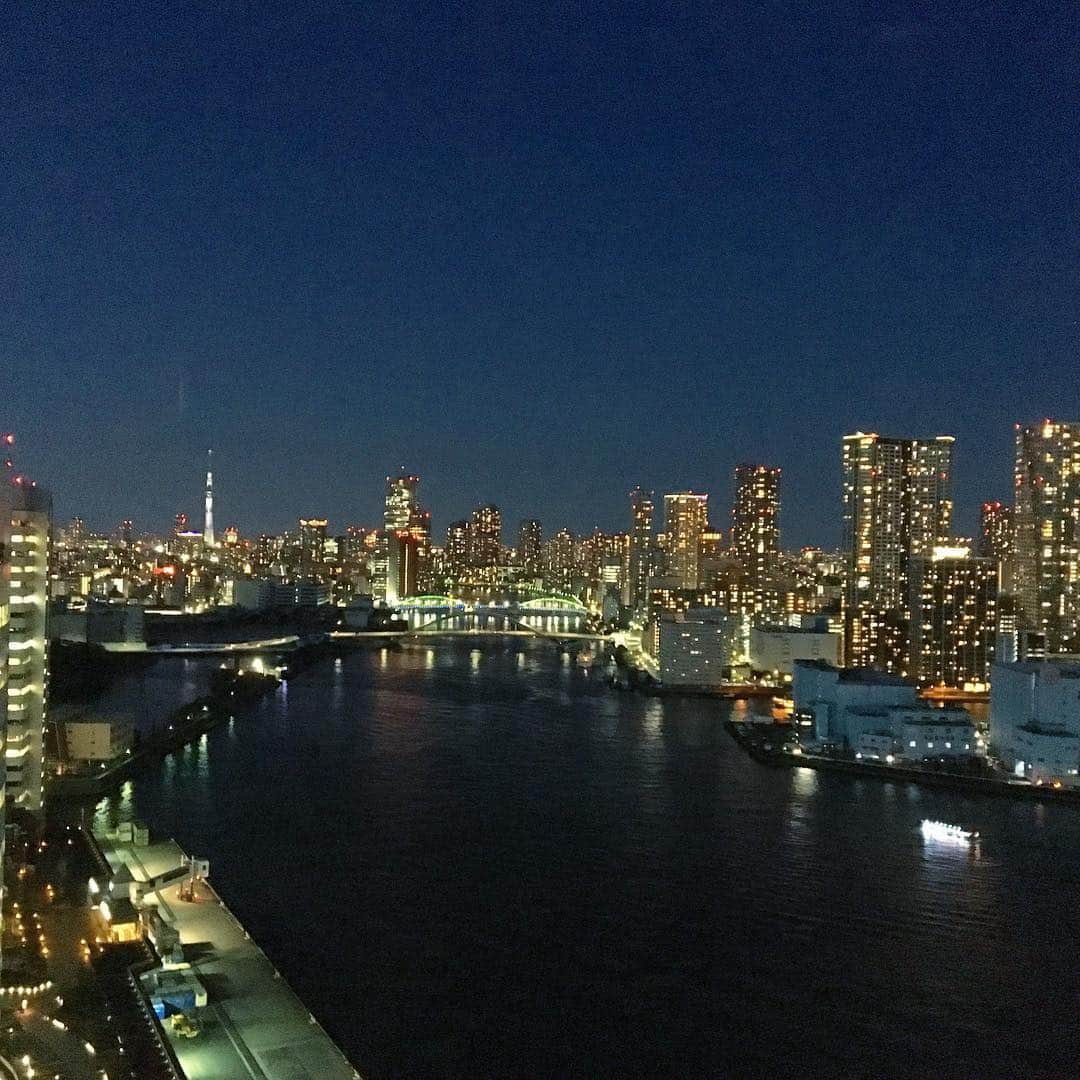 InterContinental Tokyo Bayさんのインスタグラム写真 - (InterContinental Tokyo BayInstagram)「リバービュールームは、隅田川を縦に見下ろすことができる特別なロケーション🌃 . 『リトルマンハッタン』と称される、東京ウォーターフロントならではの夜景を見にいらしてください✨ . #ihgjapantravel #intercontinentaltokyobay #intercontinental #intercontinentallife  #インターコンチネンタル東京ベイ  #ホテルインターコンチネンタル東京ベイ  #ホテルステイ  #clubintercontinental #guestroom #sumidariver #隅田川 #riverview #夜景 #nightview  #waterfront #tokyotravel #tokyohotel #tokyo #旅スタグラム #東京 #港区 #littlemanhattan」4月12日 21時00分 - intercontitokyobay