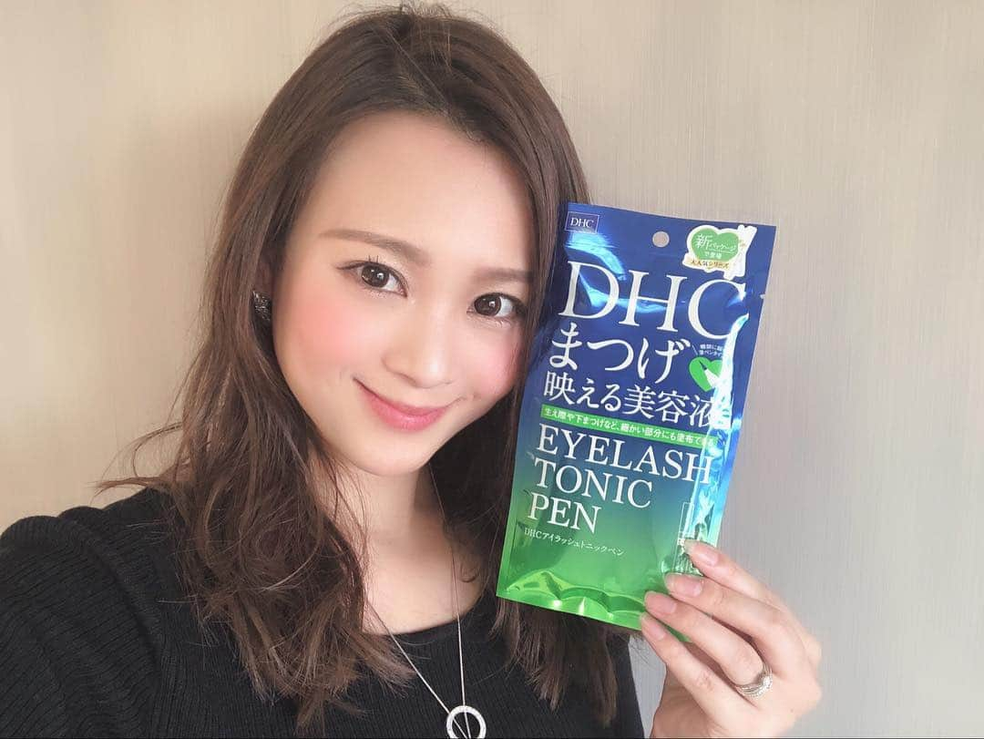 金泉紗恵子さんのインスタグラム写真 - (金泉紗恵子Instagram)「. DHCさんよりご提供いただいた【アイラッシュ トニックペン】を使ってみました😋 まつ毛美容液です🙌 実は私、まつ毛はエクステもパーマもしたことがありません🥺 だから間違えてビューラーで挟みすぎて抜けちゃったりとかすると、かなりショックです😱  このまつ毛美容液は、濃厚なまつ毛にする成分と保護や補修の成分が両方入っているとのこと🥰 ペンタイプなのでまつ毛も生え際も塗りやすいです👍 夜寝る前とかに塗ってももちろんよいのですが、マスカラ下地として使えるとのことで、私はマスカラ下地として使っています😊 これを使ったほうがダマになりにくく、綺麗にマスカラが塗れる気がします😘  こちらのアイラッシュトニックシリーズは全部で5種類あって、自分に合うものを選べるのも魅力の一つです😊 アイラッシュ トニックペンはマツエクをしてる方も使えます🙌 ドラッグストアやバラエティストアで好評発売中とのことなので、気になる方はお近くのお店でチェックしてみてください💓 . #PR #DHC #makeup #make #cosme #eyemake #followme #cosmetics #eyelashes #mascara #まつげ美容液 #アイラブアイラッシュ #メイク #コスメ #まつ毛 #マスカラ下地 #目元美容 #まつ育 #アイメイク #コスメレポ」4月12日 21時03分 - saeko_kanaizumi