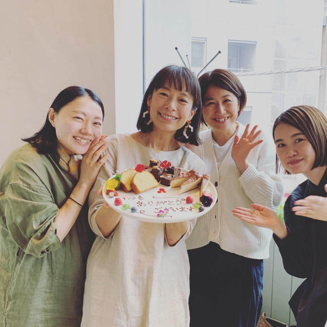 AYUMIさんのインスタグラム写真 - (AYUMIInstagram)「Cosme Kichen Adaptaition @cosmekitchen_adaptation でLEEの 編集の方たちとご飯会✨ 復興応援プロジェクトでメニュー開発させていただいた「宇和島・瀬戸田 柑橘フェア」のご飯を 食べにきてくださいました🍋 10年以上お世話になっている雑誌LEE @magazinelee  デザートプレートはLEE編集部のみなさんに 感謝の気持ちをこめて。 明日から産休にはいる大好きな編集の方に花束を💚 . . @magazinelee  #cosmekitchenadaptation  #コスメキッチンアダプテーション  #宇和島瀬戸田柑橘フェア  #復興応援プロジェクト #メニュー開発 #今日という日にも感謝して」4月12日 21時03分 - ayumiayunco