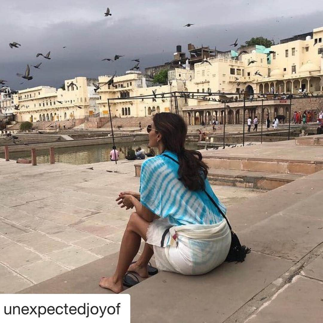 メラニー・サイクスさんのインスタグラム写真 - (メラニー・サイクスInstagram)「#Repost @unexpectedjoyof with @get_repost ・・・ Today on the Sober Spring email we have an incredible piece from @msmelaniesykes on what being booze-free has given her. Mel is a whisker away from two years sober.  I'm fortunate enough to be friends with this absolute comet, and although she is obviously externally beautiful, I can tell you that she is also (much more importantly) beautiful on the inside; kind, generous, damn-straight hilarious and whip-smart.  In her piece, she writes with verve and insight about the social conditioning (the assumption that when we grow up we'll drink), the black dog of depression, taking responsibility for our past, a personal pilgrimage around India and the absolute best thing her alcohol-freedom has gifted her. It's seriously moving stuff. Going out at 4pm today; on the Alcohol Change UK blogs thereafter. To get it, you need to sign up for the Sober Spring emails. Go to the link in my profile (swipe to see where this link is if you're an Instagram newbie, plus to read some troubleshooting tips) and follow the directions. Thank you Mel. I feel so lucky to know you. 👭 Thankyou for your words. The feeling is mutual xxxxx ❤️」4月12日 21時05分 - msmelaniesykes