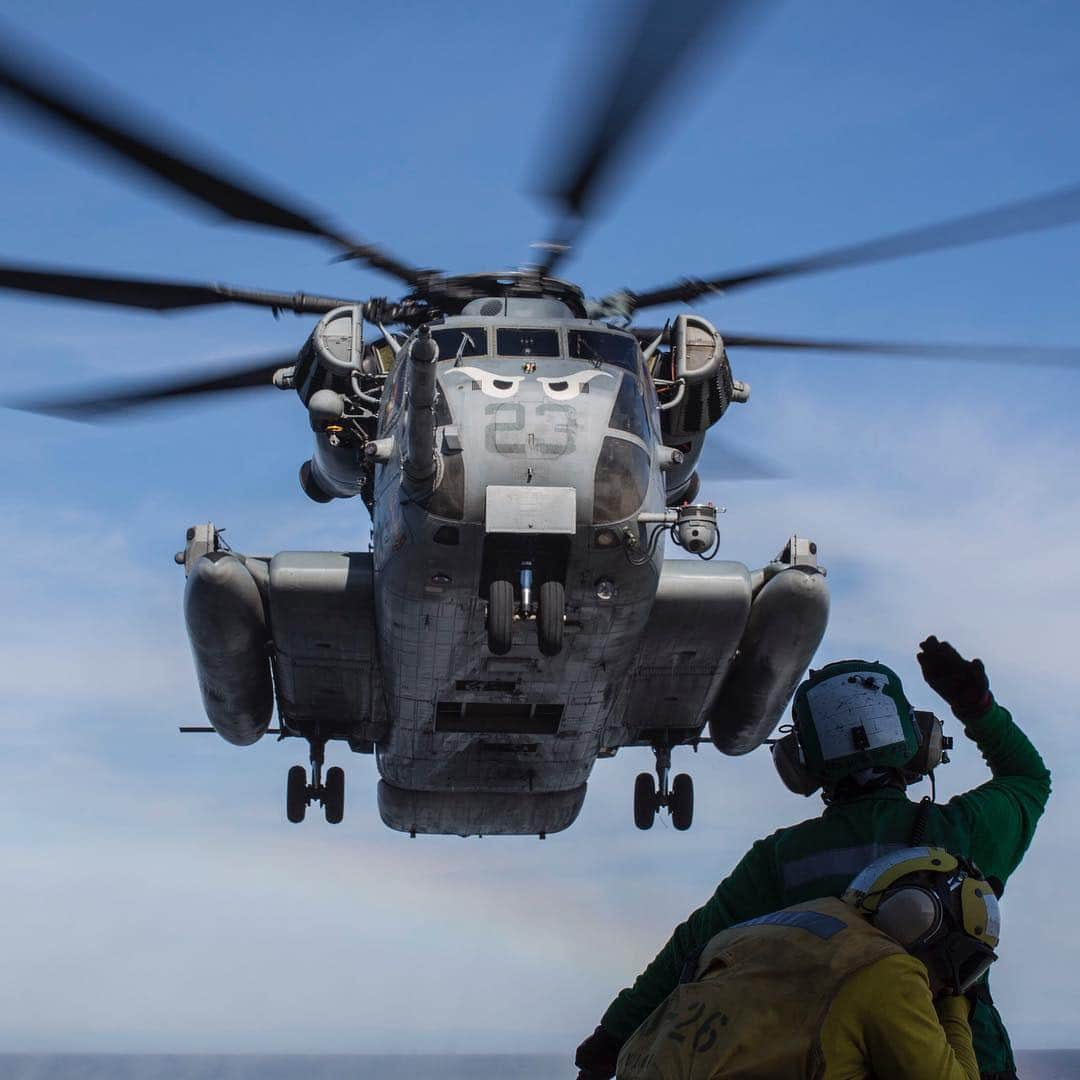 アメリカ海兵隊さんのインスタグラム写真 - (アメリカ海兵隊Instagram)「Look Out Above  Marines with Marine Medium Tiltrotor Squadron (VMM) 163 (Reinforced), @pride_of_the_pacific, prepare to land a CH-53E Super Stallion on the flight deck of the San Antonio-class amphibious dock landing ship USS John P. Murtha (LPD 26). (U.S. Marine Corps photo by Lance Cpl. Jason Monty)  #USMC #Marines #MarineLife #Marine #MarineCorps #Military #Training #Yut  #Aviation #MarineAviation #ShipLife #MEULife #Moto #Motivation #Rah #Yut #SemperFi」4月12日 21時05分 - marines