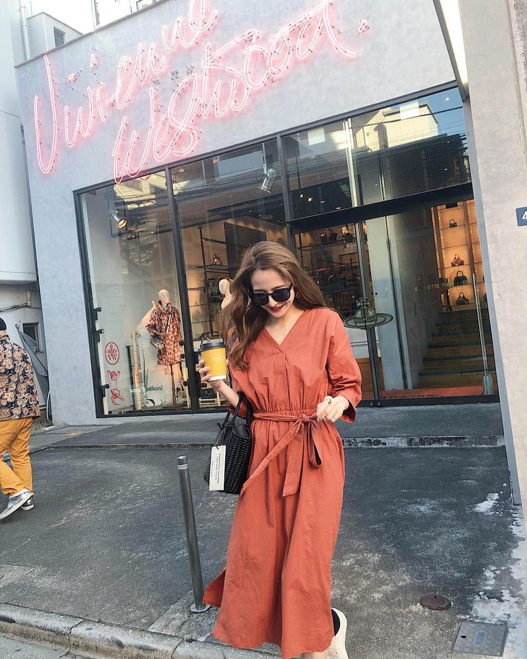 平木愛美のインスタグラム：「オレンジ？ブラウン？🍊🧡 形が綺麗で、オトナに色を楽しめる可愛いワンピース。 裾にはスリットも入ってるよ！  ワンピは @tonal_official !! 足元はスニーカーで、撮影現場から現場への移動も楽に。ヒールを履いたら綺麗めにも着れますね♡  皆さま金曜日お疲れ様です💐  写真はいつかの撮影合間。 本日のオフショットはストーリーにて更新中〜！ #愛美ふく #トーナル #ootd #orange #onepiece #tonal #tonaljapan #tokyocafe #PARIYA」