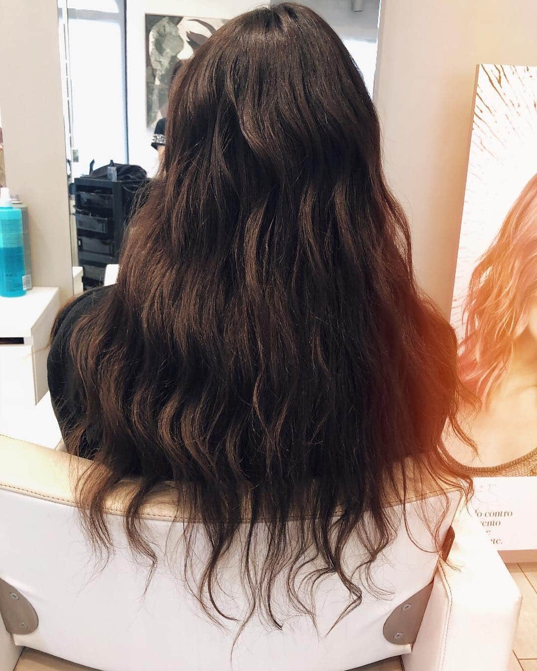 イナス・マリアーニのインスタグラム：「@aeb_parrucchieri the best hairstylist in the world! 💇🏻‍♀️ #thankyou」