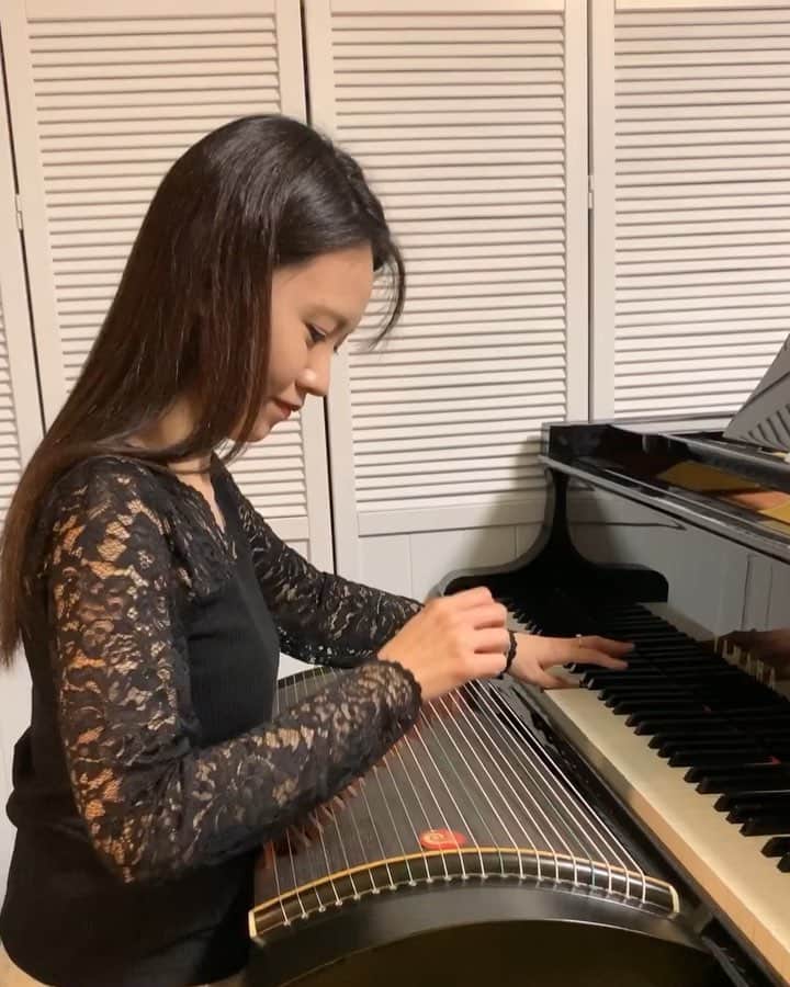 中園理沙のインスタグラム：「I couldn't help doing this 😹 Sorry, I am a beginner in Guzheng(Chinese zither) 🙏🏻 I just hope you enjoy listening to "Amazing grace" 😉 右手古筝、左手ピアノ！ アメイジング・グレイス😊 (古筝初心者なので上手く音が鳴らせず、すみません🙊筝爪買います！) ・・・ ※DMは使用しておりません。ご了承下さい。 ・・・ #guzheng #chinesezither #china #古筝 #古筝和钢琴 #pianist #piano #music #musiclover #ピアニストの日常 #中園理沙 #lisanakazono」