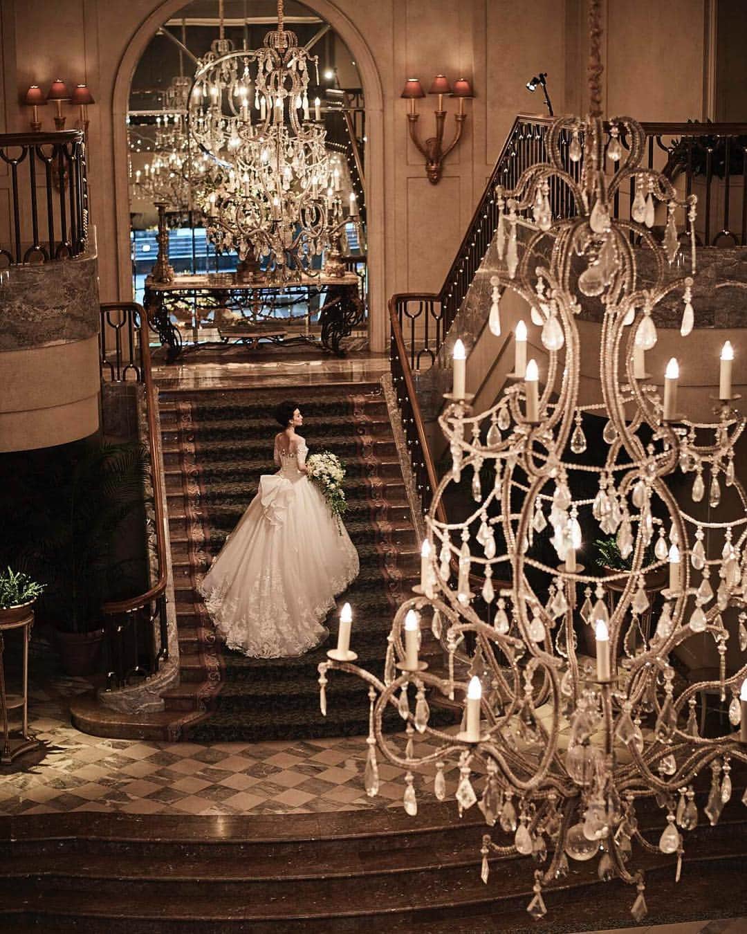 のインスタグラム：「#landmarkwedding ・ 結婚式の一日がいつまでも色褪せない思い出でありたい、横浜ロイヤルパークホテルの象徴となるこの場所で一番美しい瞬間を残します。 ・ ブライダルフェアのご予約はプロフィールURLより お進みください。 @landmarkwedding ・ You will never forget the day for the rest of your life.  This grand staircase represents Yokohama Royal Park Hotel.👰✨ ・ ・ ・」