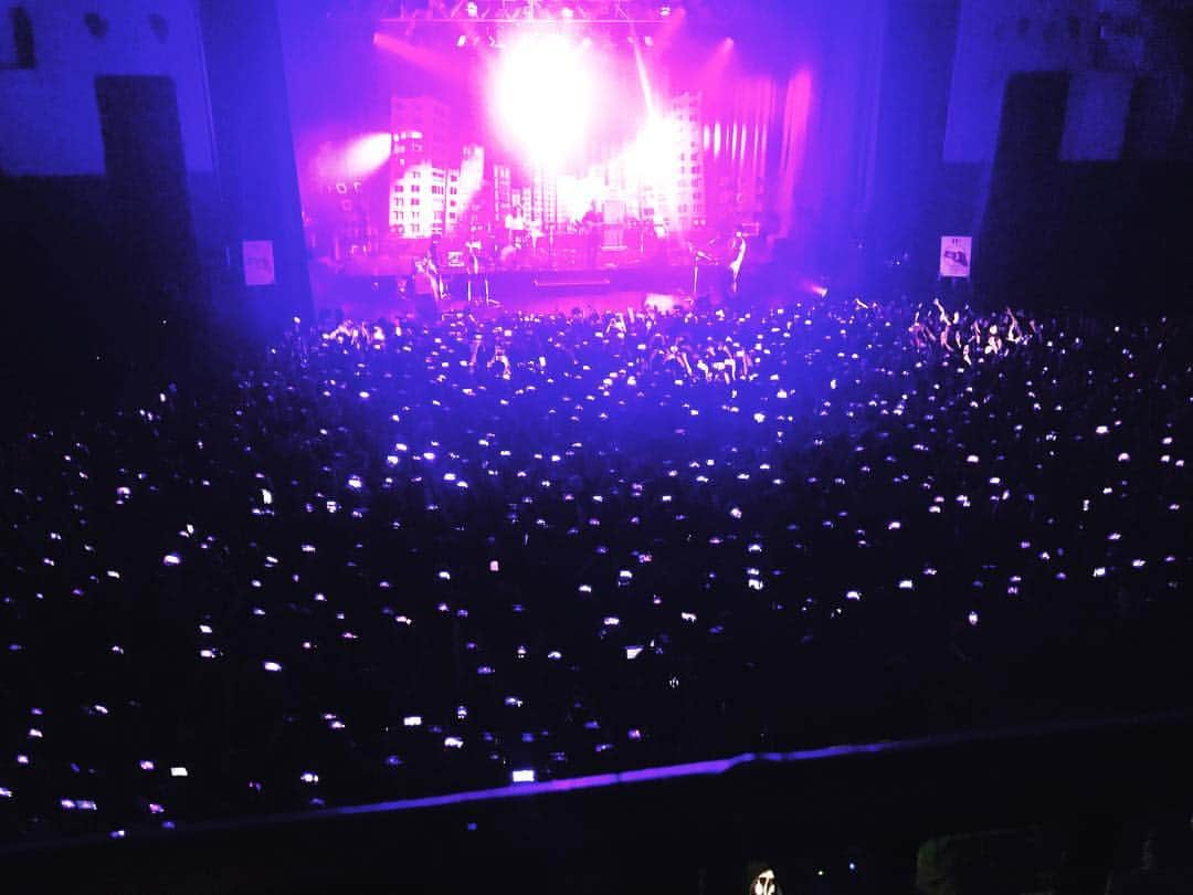有泉智子さんのインスタグラム写真 - (有泉智子Instagram)「King Gnu＠新木場スタジオコースト。東阪での追加公演はあるけれど、ツアーファイナル。 ・ はっきり言って、1ヶ月前、同じスタジオコーストで開催されたツアー初日とは比べものにならないくらいに素晴らしかった。そもそも演奏力の高いバンドだし、ツアーを回るとバンドは進化するというのも真理だけど、そういうレベルではない、ライヴバンドとしてまた一段階、完全に化けたような印象のある進化。 ・ バンドの熱量もフロアの熱量も凄まじい。そしてその熱狂の只中で鳴らされる、その熱狂を生み出していく音楽は、これまでのロックバンドではあり得なかったモノ。King Gnuの楽曲はそもそも、いわゆるストレートなロックがほぼ参照点にない、2010年代以降の世界のポップ／アンダーグラウンドのエッジと感性に基づくビートとアンサンブルで構成される音楽なわけだけど、4人の肉体性とパッションの増した演奏、そしてそのメッセージやカウンター精神含めた彼らの在り方は、間違いなく、最もエッジーで最も本質的な2019年のロックバンド像を素晴らしい形で体現していると思う。 ・ すでに1度目のブレイクポイントは迎えた、でもまだまだこんなもんではなく、King Gnuは本当にここから大きくこの国のシーンを変えていくはず。改めてその確信がめちゃめちゃ強くなったライヴだった。 ・ ・ なお。先日の広島公演に突撃し、終演後にメンバー全員でインタビューした記事を、4/15発売のMUSICA5月号に掲載します。今の彼らが何を考えているのか、面白い内容になったと思うので、是非読んでください。」4月12日 21時19分 - tomoko_ary